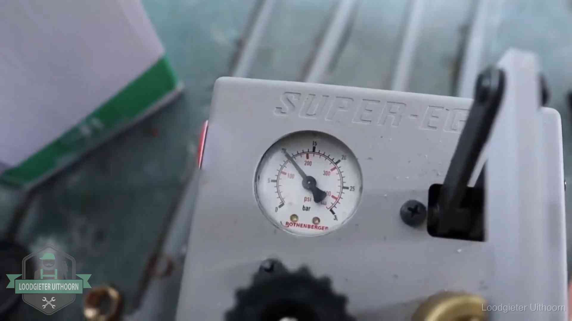 Verzekerd en aansprakelijk in Uithoorn Manometer van een afperspomp bij controle van nieuw leidingwerk in Uithoorn