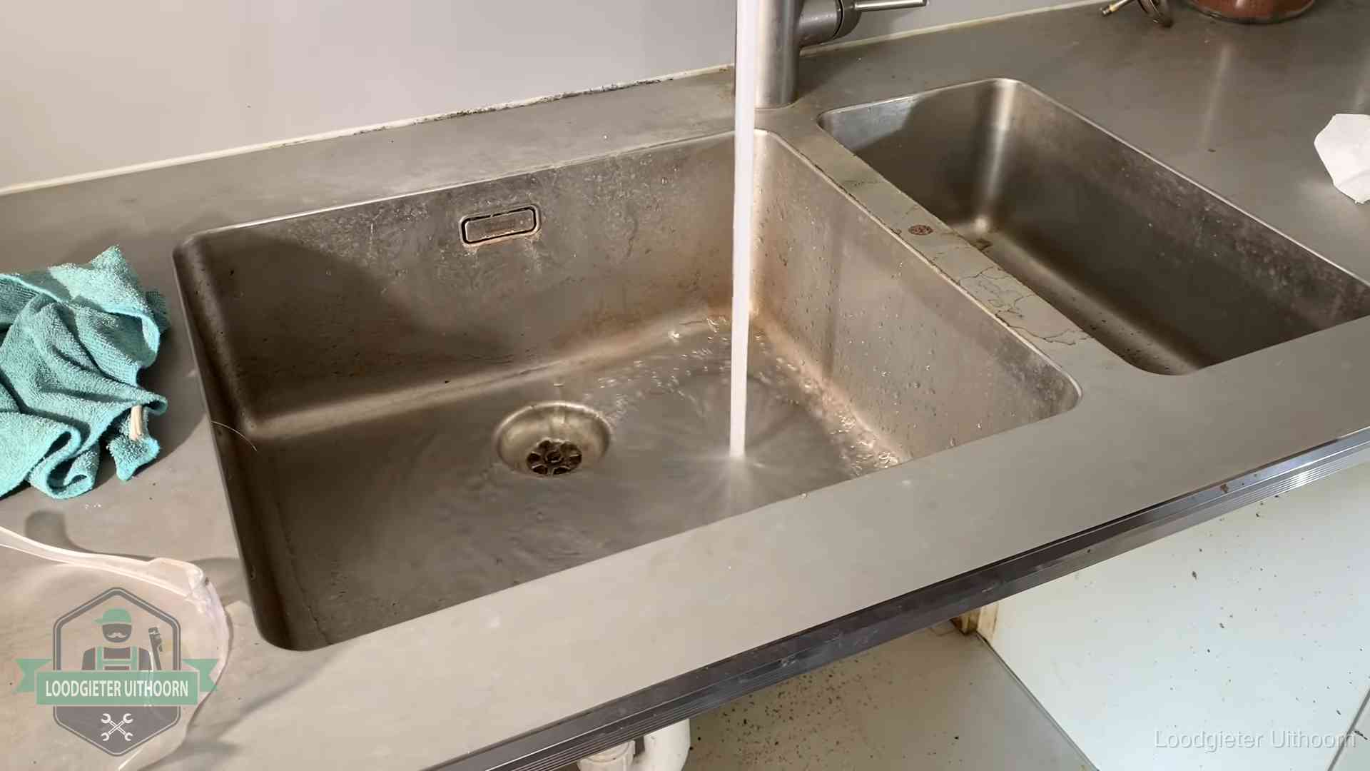 Vastlopende afvoer herkennen in Uithoorn Doorstroomtest van de afvoer bij een gootsteen in Uithoorn