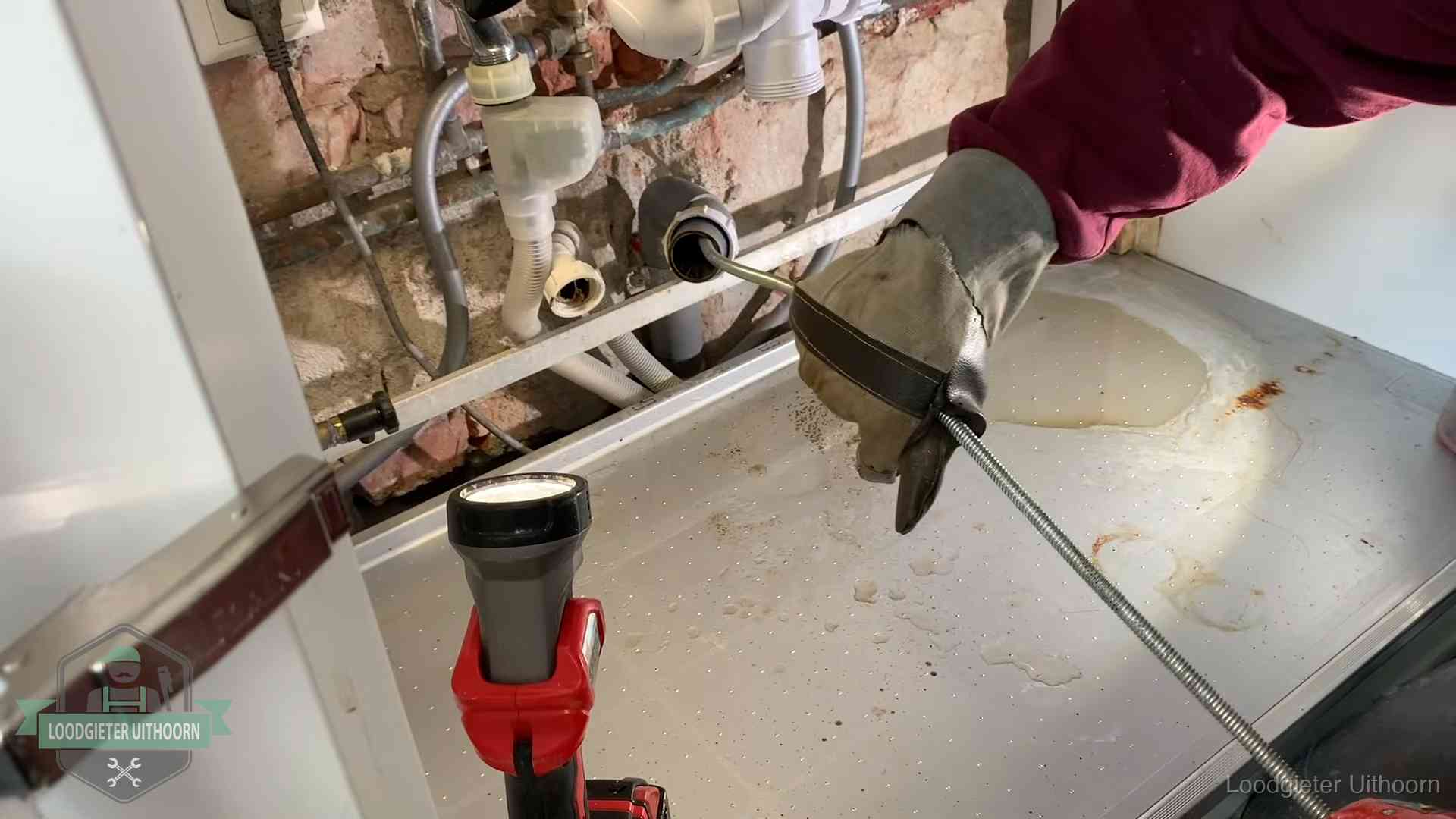 Je riool goed houden in Uithoorn Ontstoppingsveer wordt preventief door een afvoeraansluiting gehaald in Uithoorn