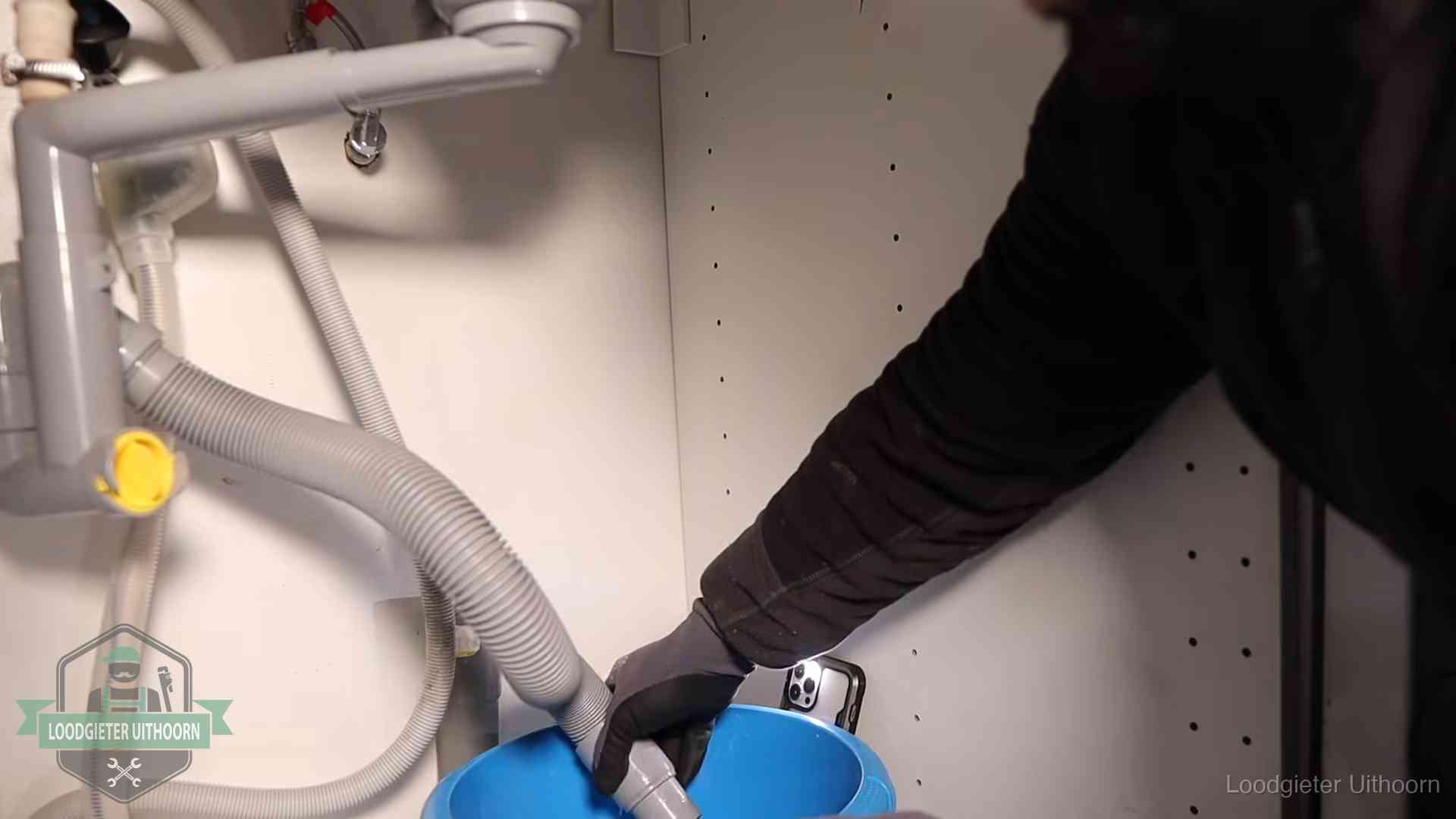 Zelf je afvoer legen in Uithoorn Afvoerslang loopt leeg in een emmer onder de gootsteen in Uithoorn, een klus die je zelf kunt doen