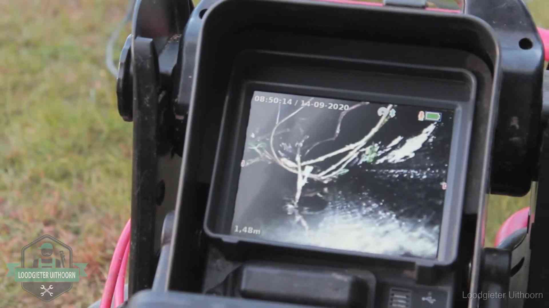 Camera-inspectie van het riool in Uithoorn Monitor van een rioolcamera toont wortelingroei in de rioolbuis bij een woning in Uithoorn