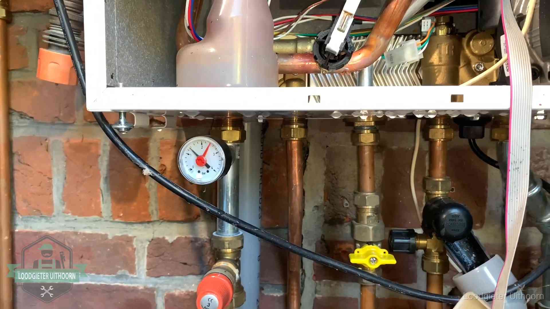 Manometer en aansluitleidingen onder een cv-ketel in Uithoorn bij controle op drukverlies
