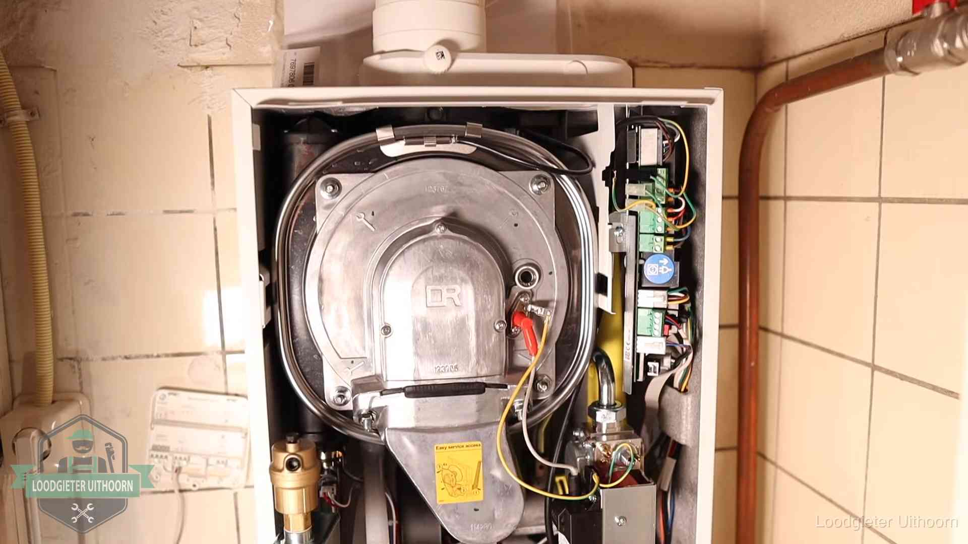 Geopende cv-ketel met warmtewisselaar tijdens periodiek onderhoud in Uithoorn