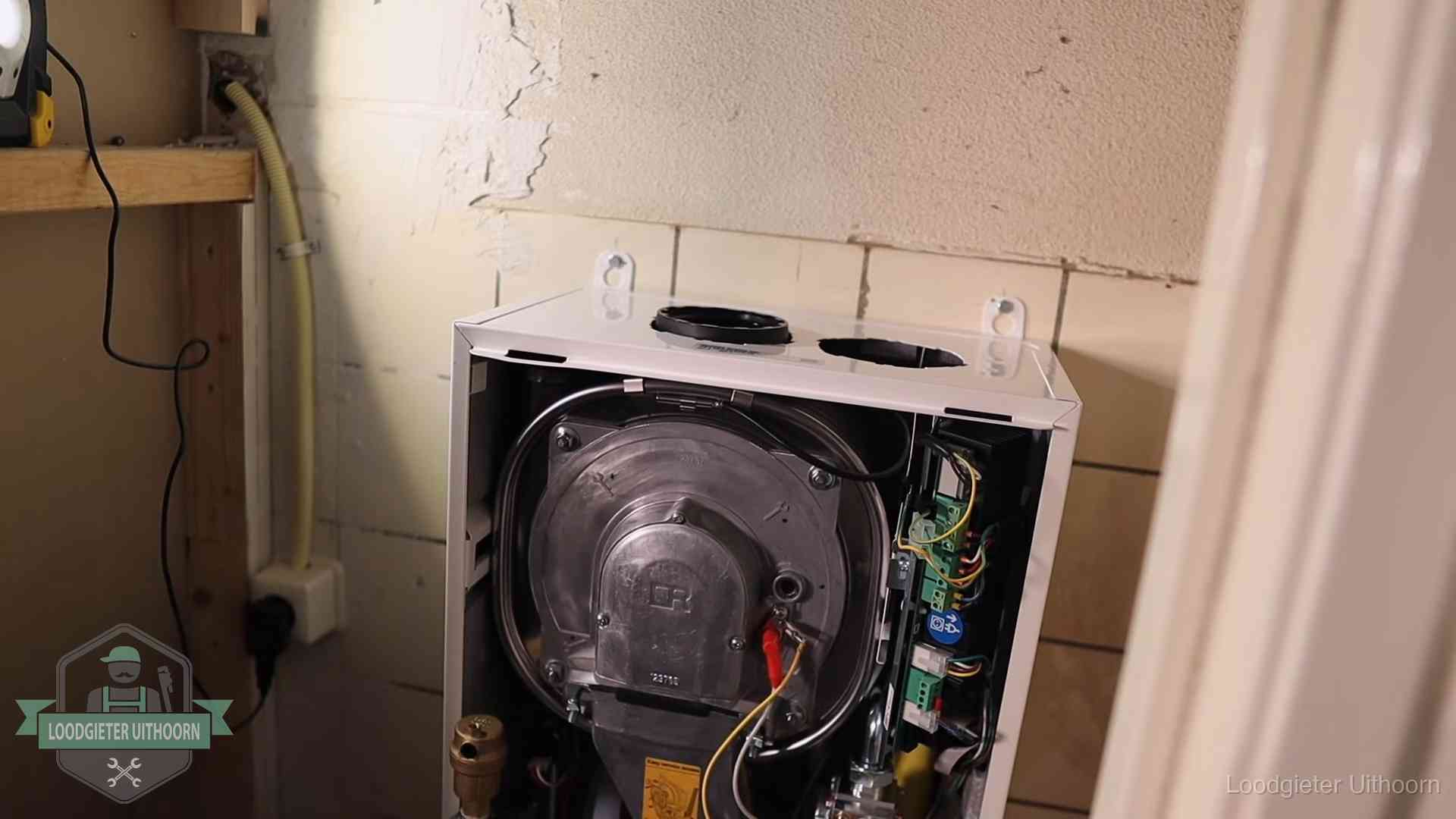 Geopende cv-ketel tijdens een onderhoudsbeurt in Uithoorn, met brander en warmtewisselaar zichtbaar