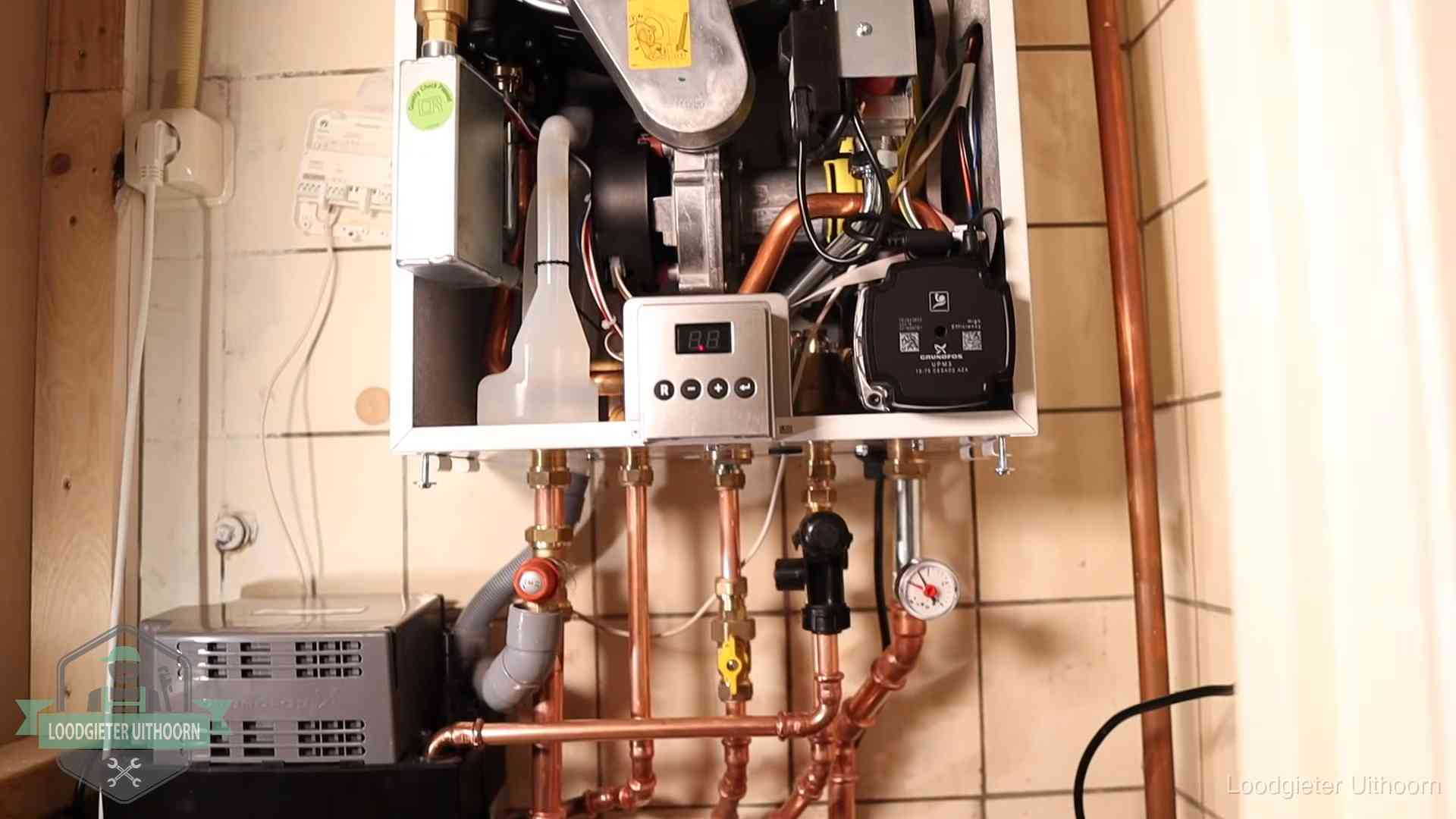 Geopende cv-ketel met brander en cv-pomp tijdens een onderhoudsbeurt in Uithoorn