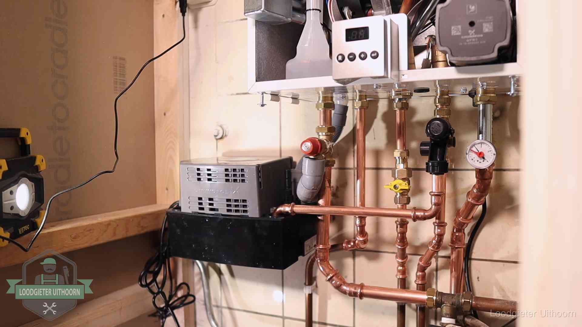 Nieuw koperen leidingwerk met pomp en manometer onder een vervangen cv-opstelling in Uithoorn