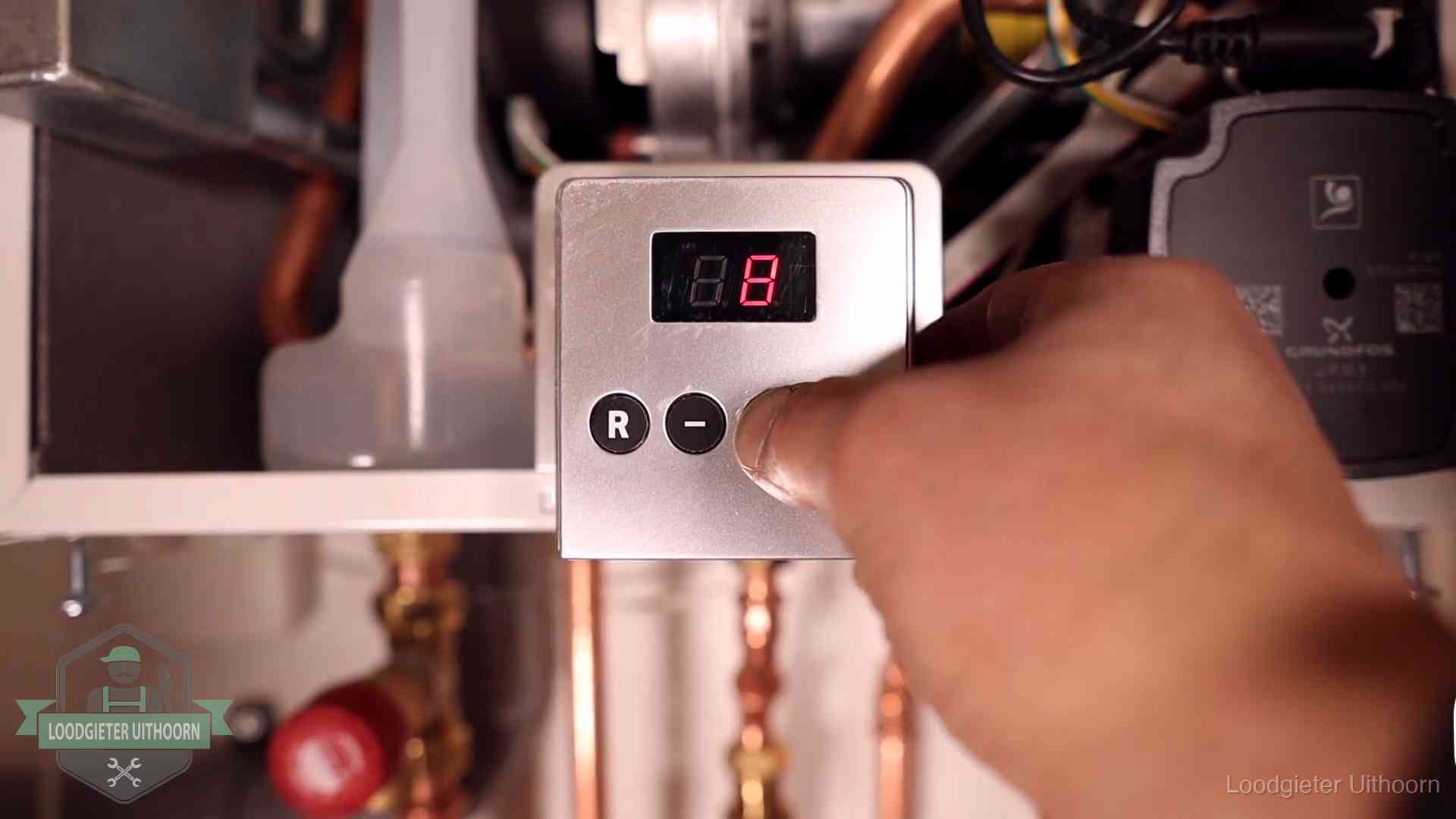 Monteur bedient het display van een cv-ketel bij een storing in Uithoorn