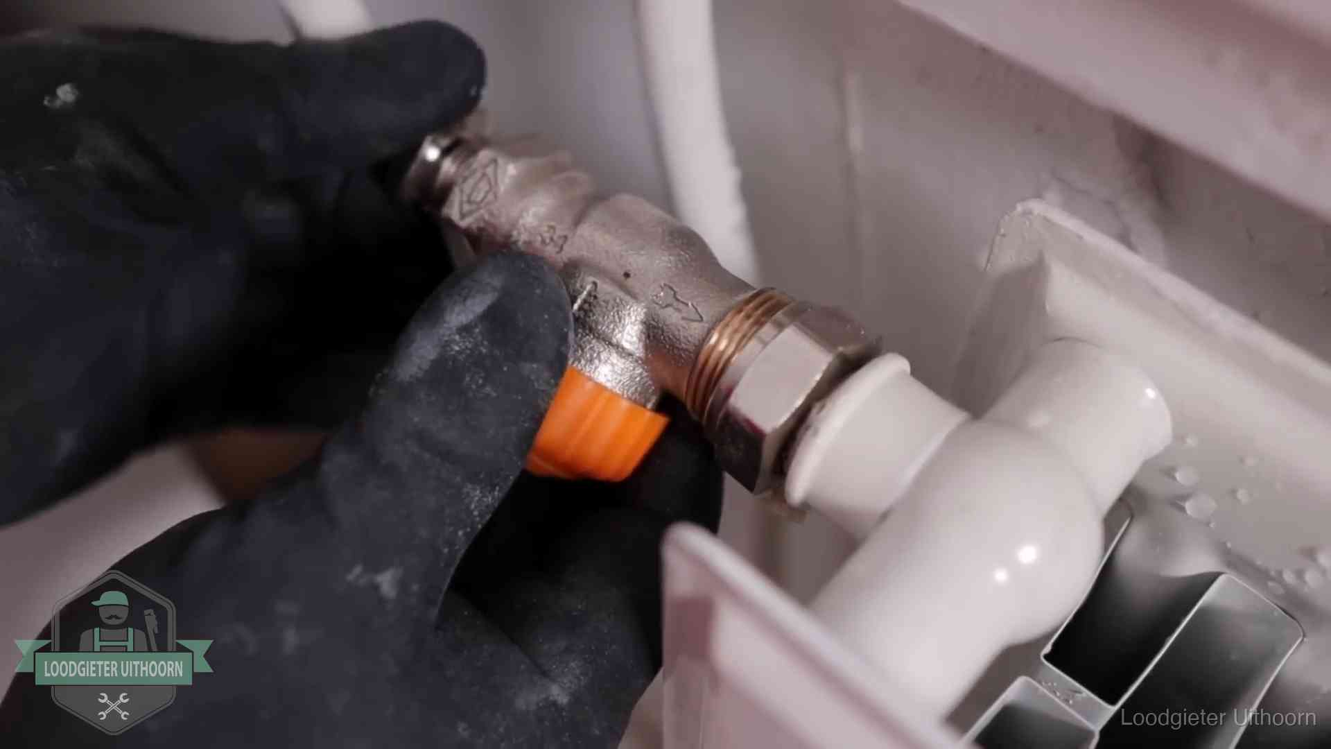 Thermostaatkraan wordt gemonteerd op een radiator in Uithoorn voor het stookseizoen