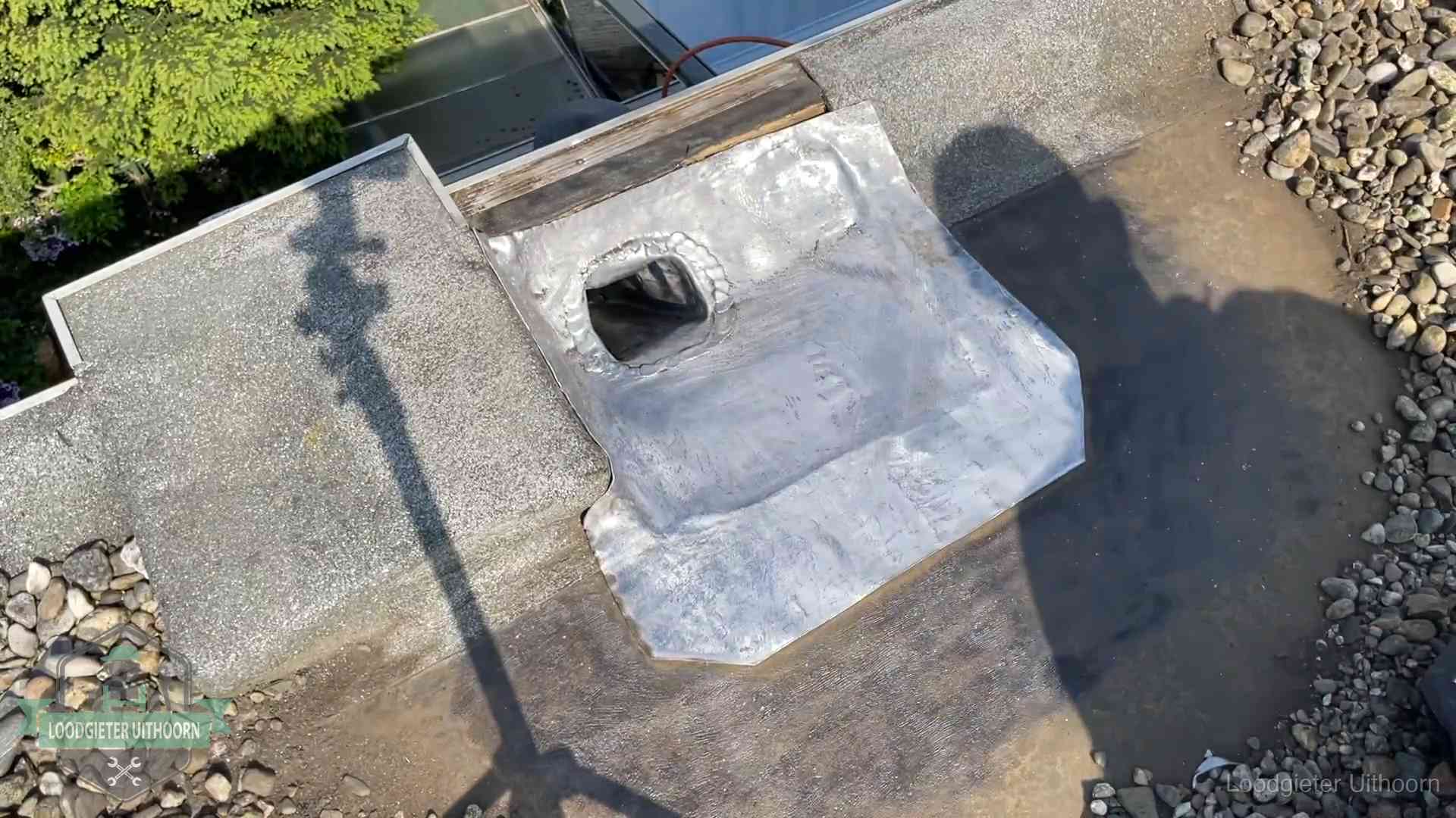 Noodafdichting bij daklekkage in Uithoorn Vers afgedichte dakdoorvoer met lood en zink op een plat dak in Uithoorn