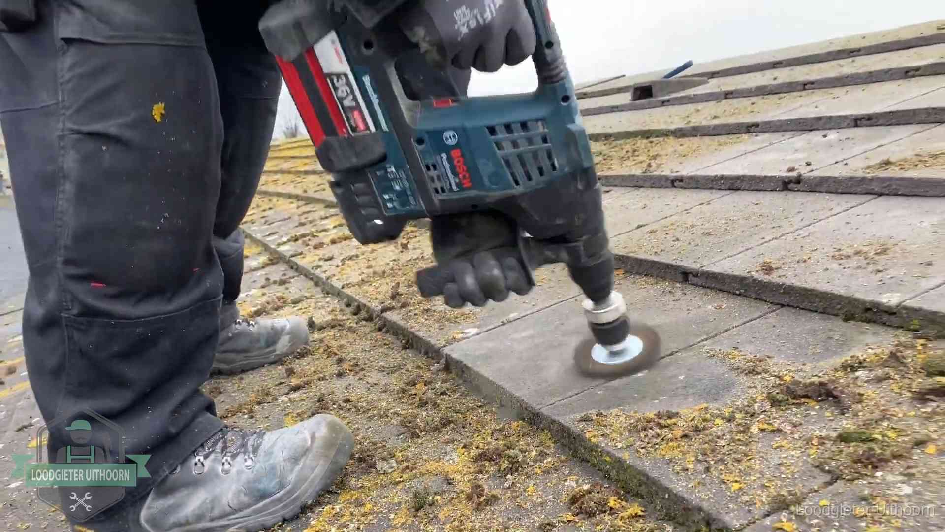 Dakonderhoud en preventie in Uithoorn Betonnen dakpannen worden machinaal gereinigd tijdens dakonderhoud in Uithoorn