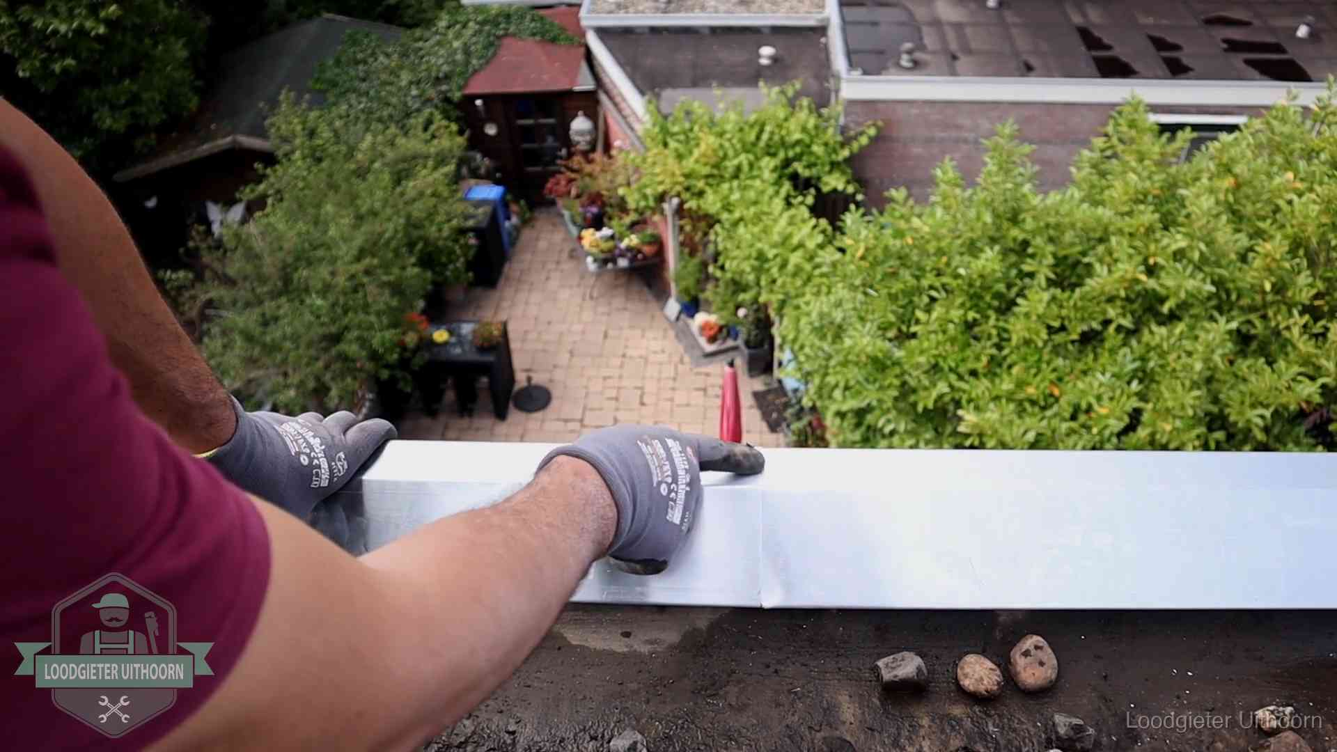 Daklekkage geregeld in Uithoorn Vakman plaatst een daktrim op de dakrand van een woning in Uithoorn