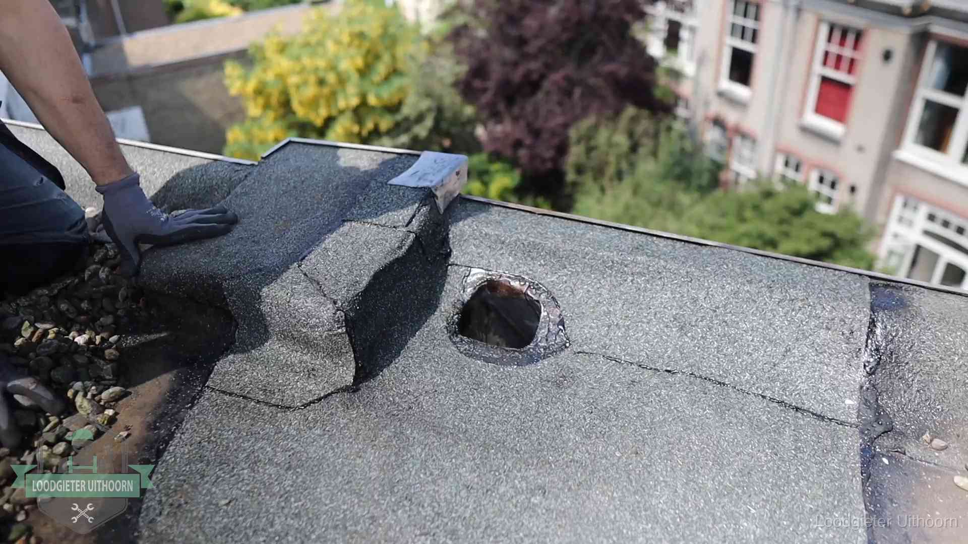 Daklekkage-inspectie op een plat dak in Uithoorn Loodgieter inspecteert een beschadigd bitumen plat dak tijdens een daklekkage-inspectie in Uithoorn