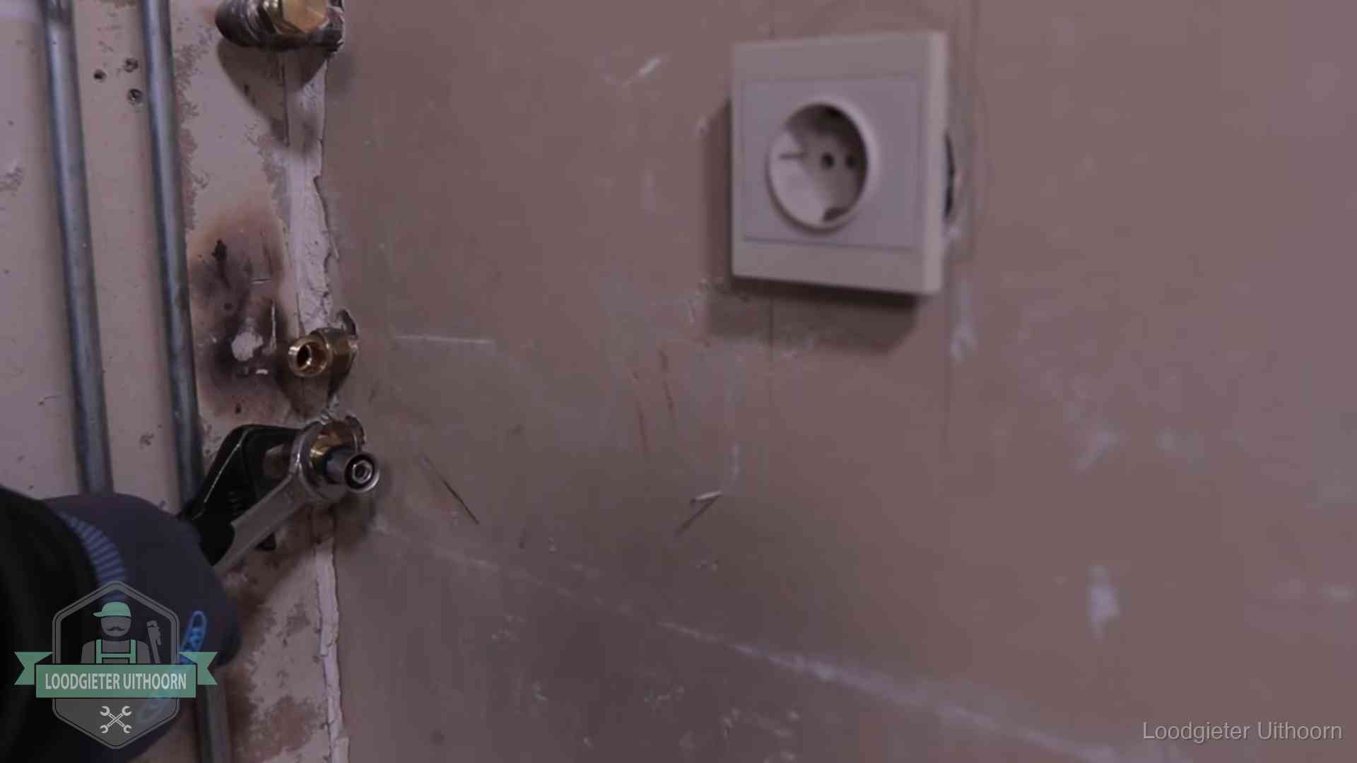 Erkend vakmanschap in Uithoorn Monteur draait een perskoppeling vast op een leidingaansluiting in Uithoorn