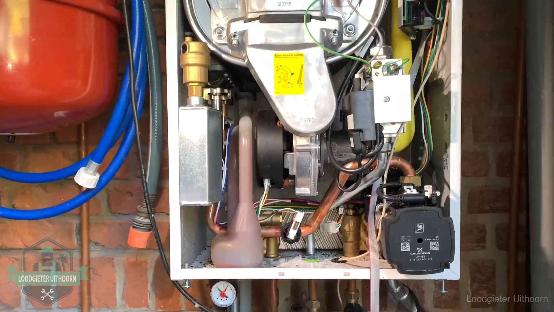 Geopende cv-ketel met rood expansievat in een woning in Uithoorn