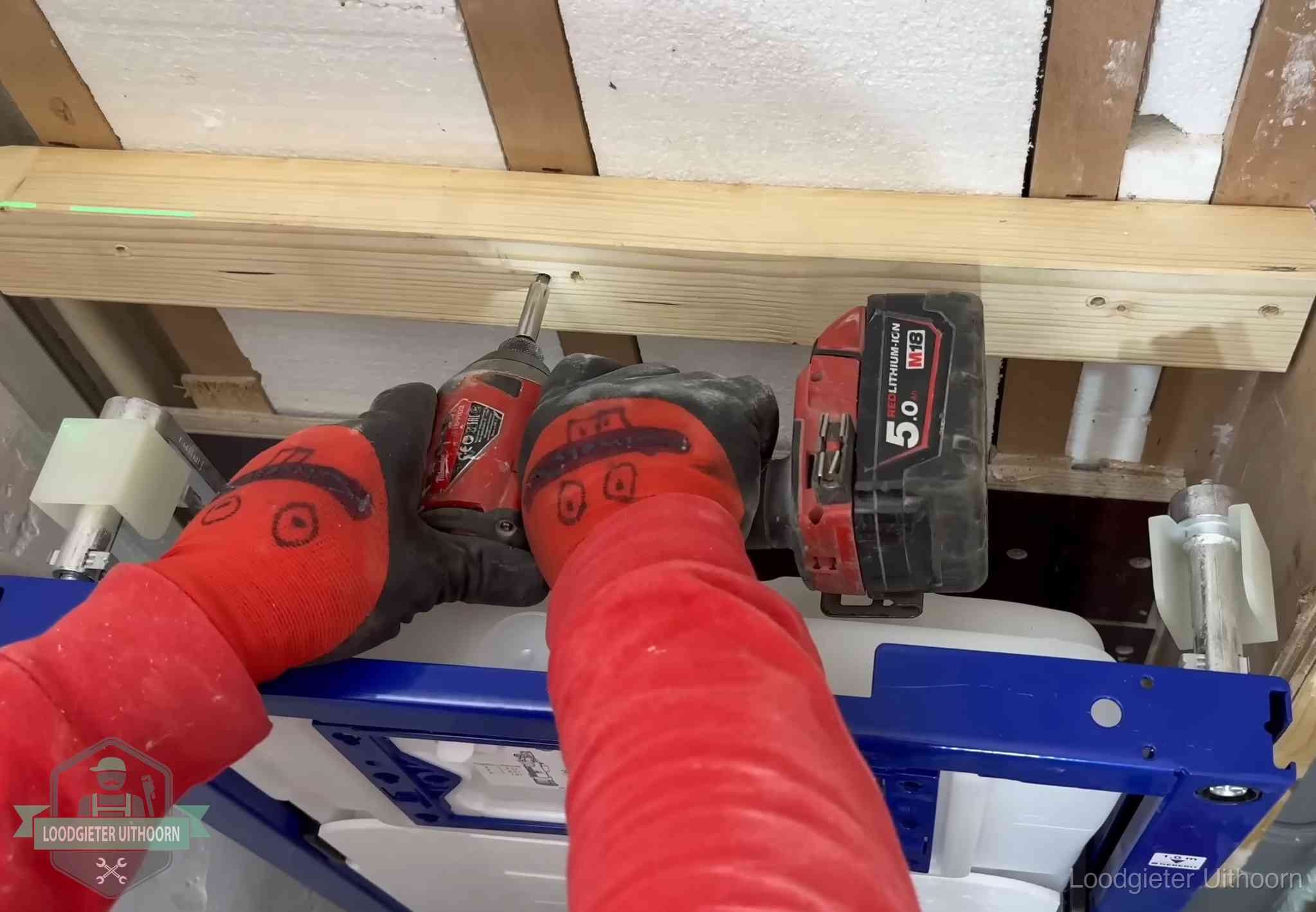 Fout in de wc-installatie opsporen in Uithoorn Monteur bevestigt een inbouwreservoir voor een hangend toilet in Uithoorn