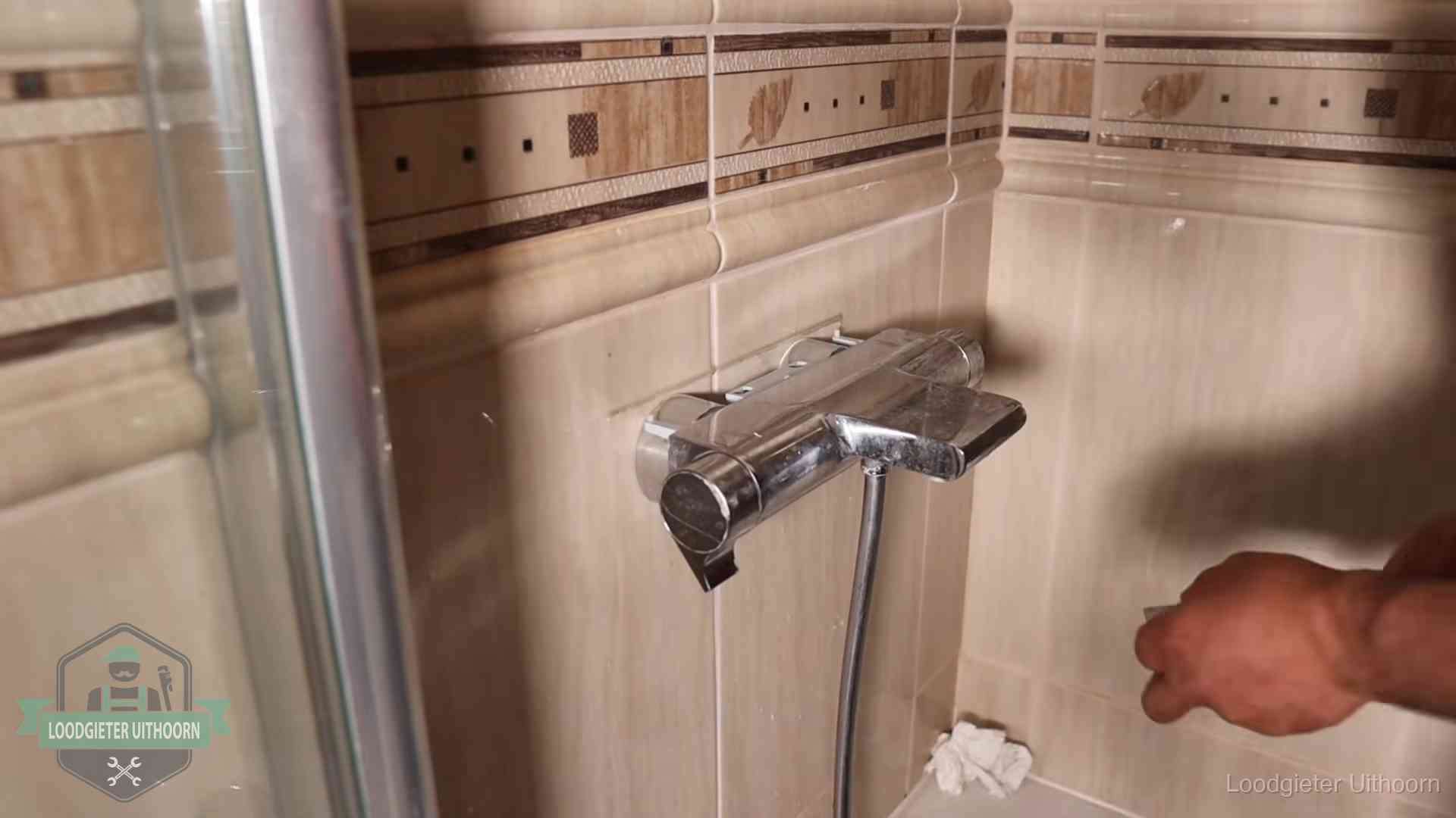Verkalkte douche-mengkraan in Uithoorn, hetzelfde kalk dat zich in de warmtewisselaar afzet