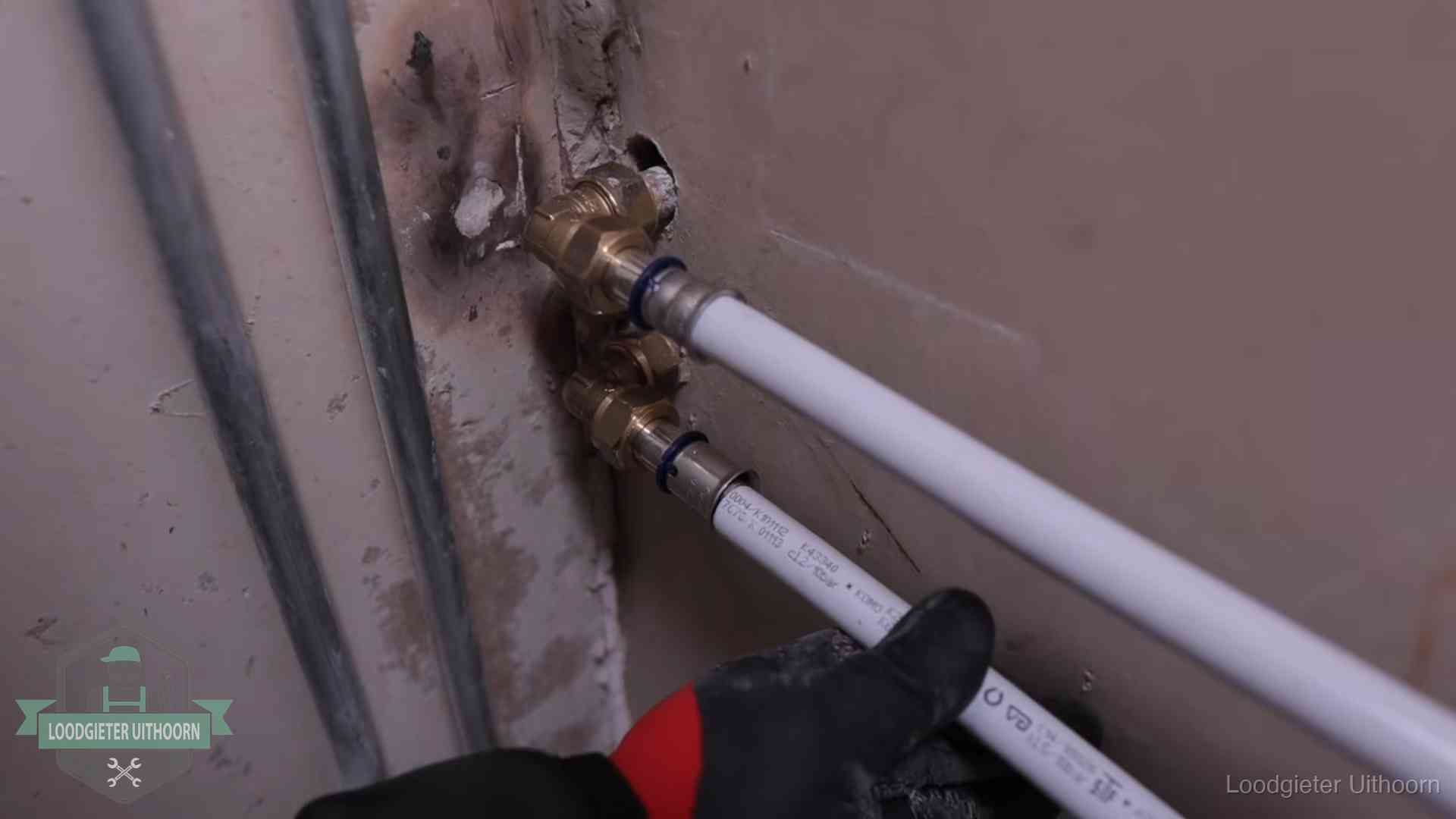 Kwaliteitsnormen voor loodgieterswerk in Uithoorn Meerlagenbuizen met keurmerk en rvs persfittingen op muuraansluitingen in Uithoorn
