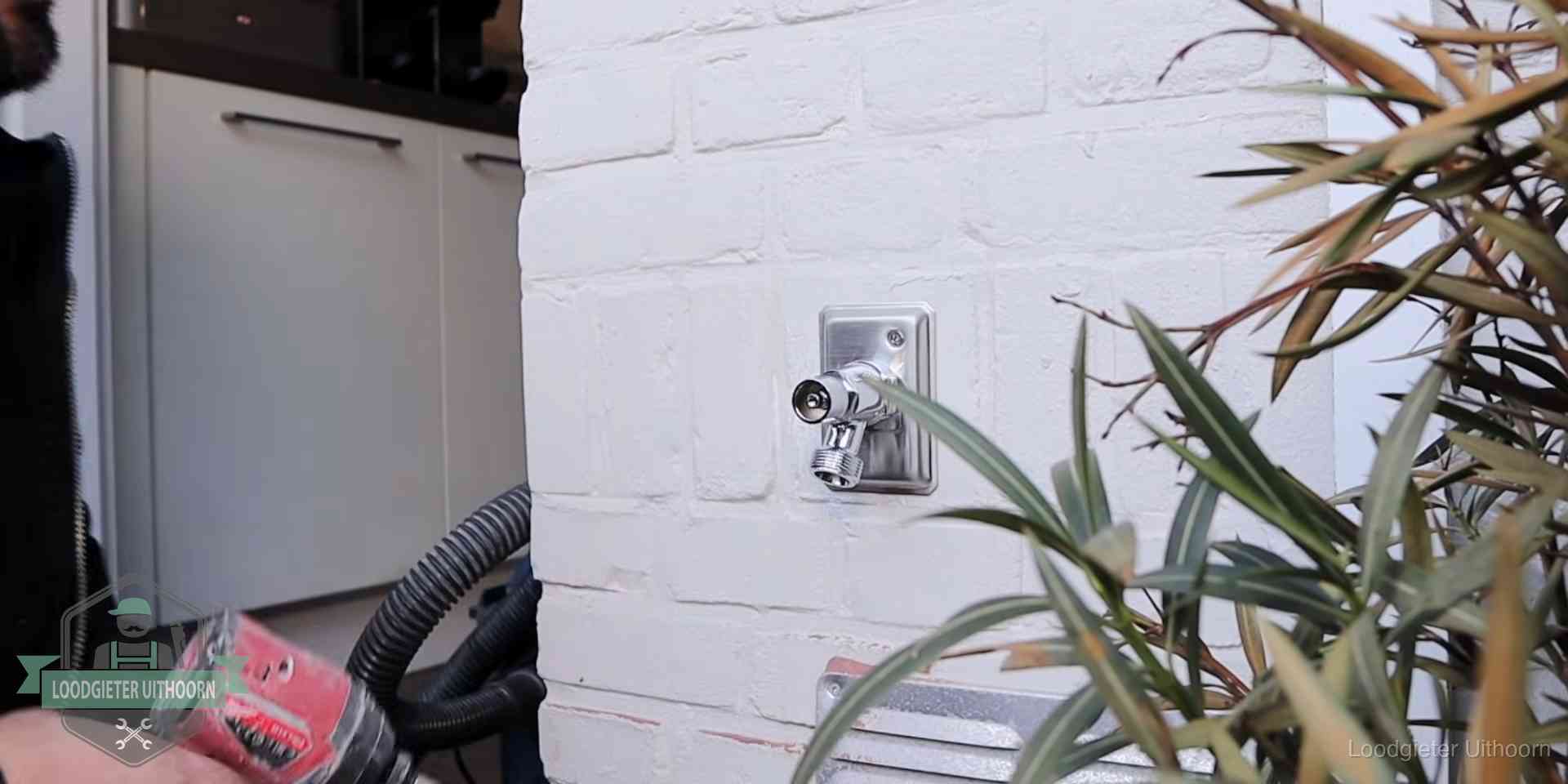 Daklek of leidinglek testen in Uithoorn Chromen kraan op een muurplaat bij een woning in Uithoorn, dichtdraaien is stap een van de lektest