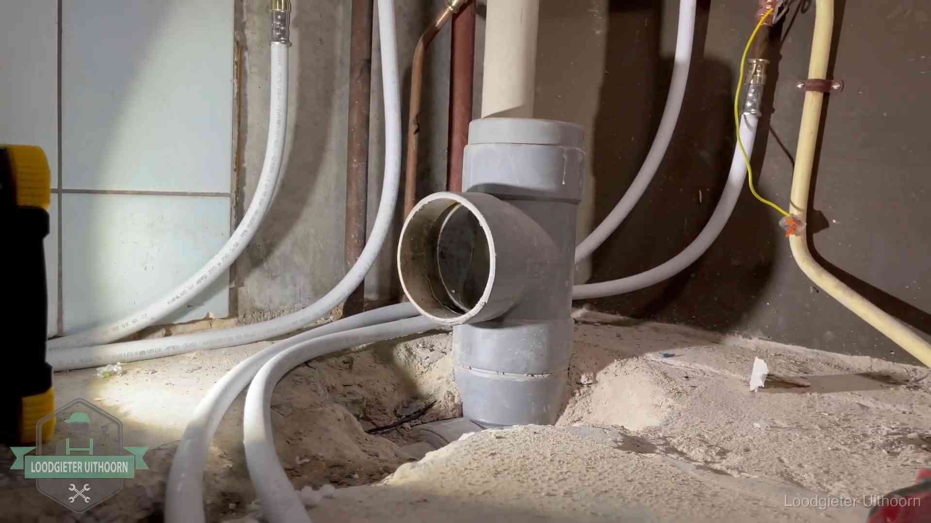 Leidingwerk op de zandbodem van een kruipruimte in Uithoorn, waar lekkages en vocht vaak samenkomen