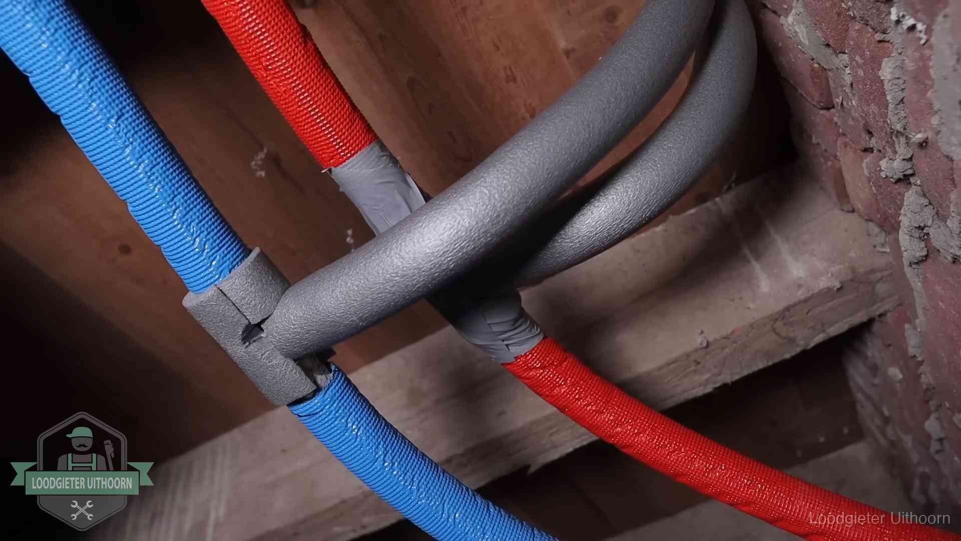 Geïsoleerde waterleidingen langs houten balken tegen bevriezing in Uithoorn