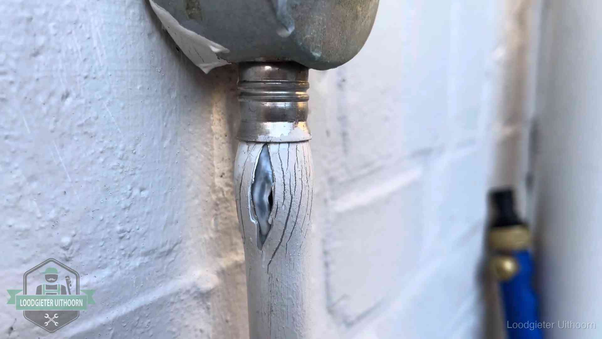 Oude waterleiding in Uithoorn waar de verf openscheurt, een stille aanwijzing voor een beginnend lek