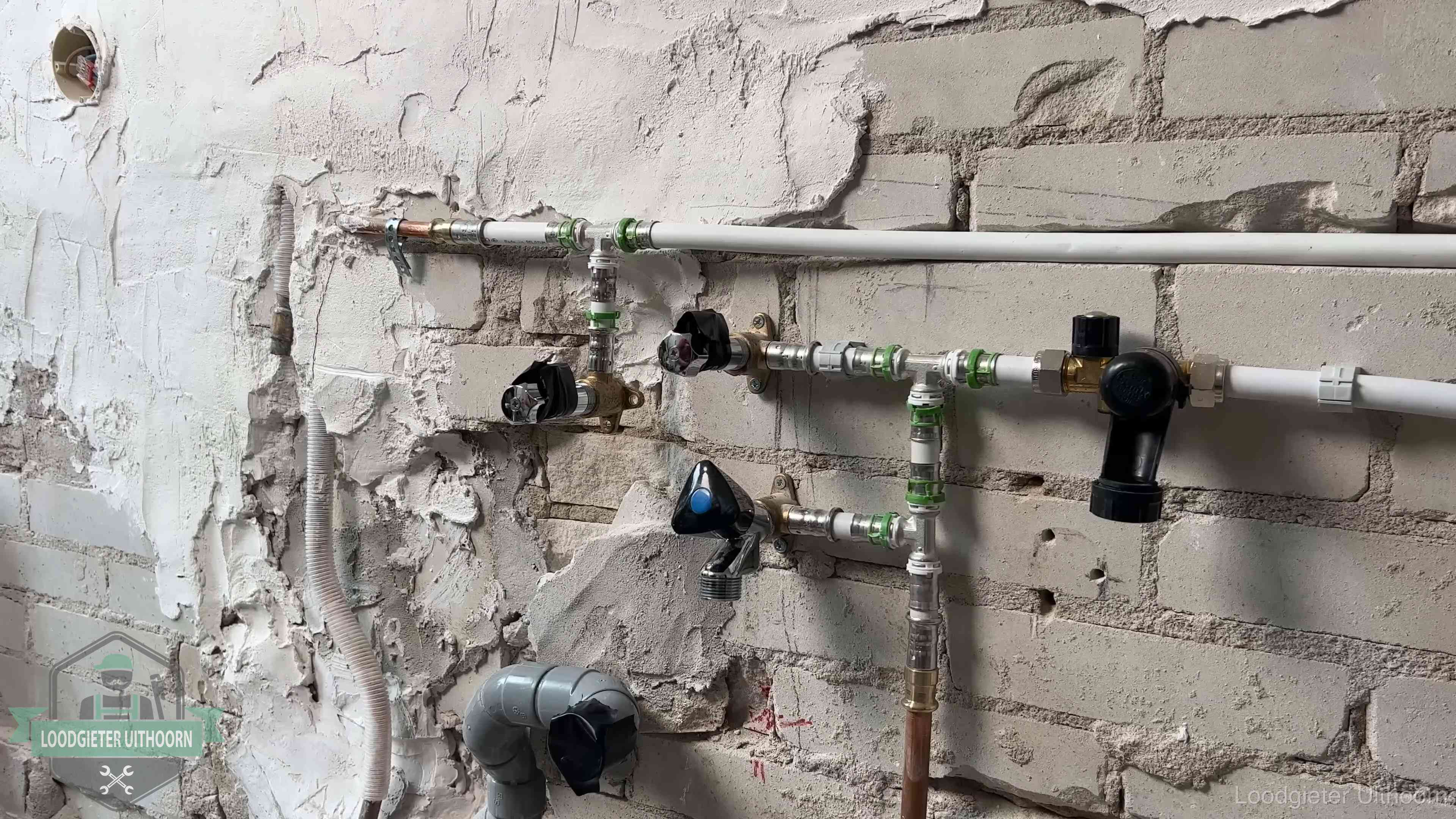 Diensten van ons loodgietersbedrijf in Uithoorn Nieuw aangelegd leidingwerk met persfittingen tijdens een verbouwing in Uithoorn