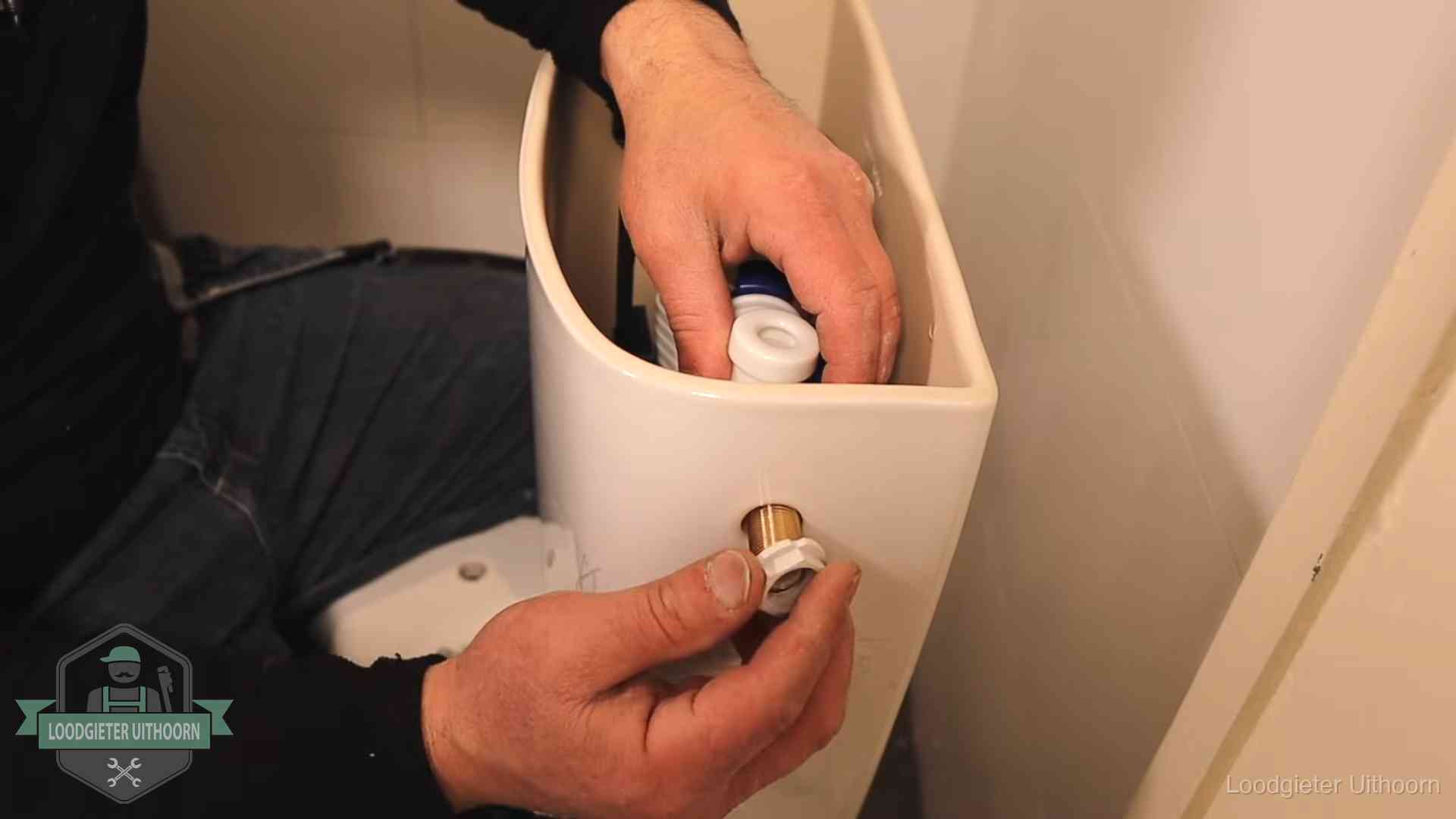 Loodgieter voor je verstopte wc in Uithoorn Loodgieter monteert de vlotterkraan van een stortbak bij een toilet in Uithoorn