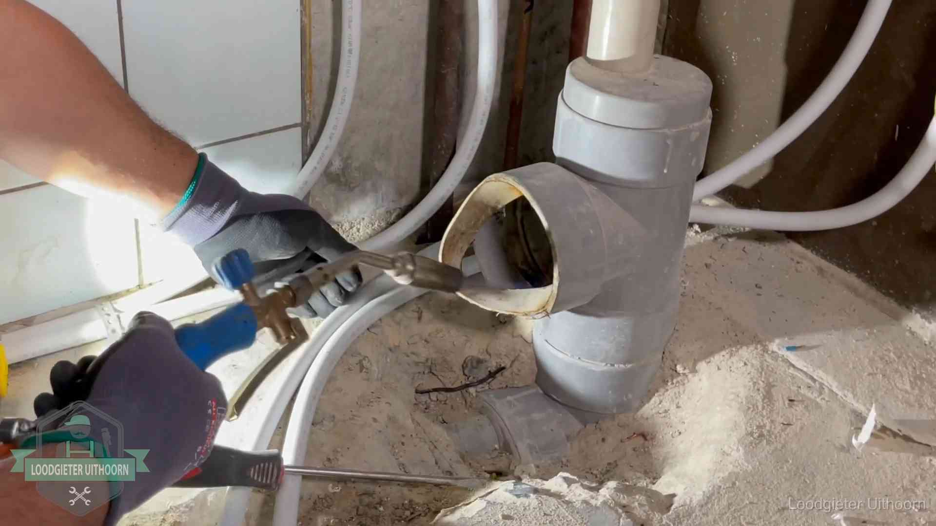 Vakmanschap van onze loodgieters in Uithoorn Loodgieter werkt met brander en messing kraanwerk aan leidingen in Uithoorn