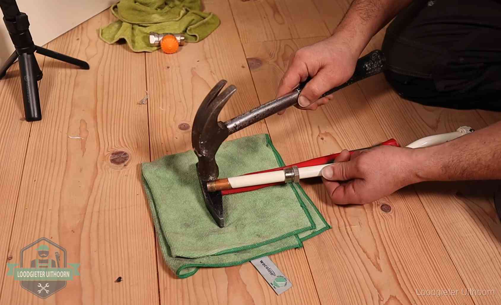 Rode vlaggen bij loodgieters in Uithoorn Geimproviseerd gereedschap bij een klus in Uithoorn, een teken om op te letten wie je binnenhaalt