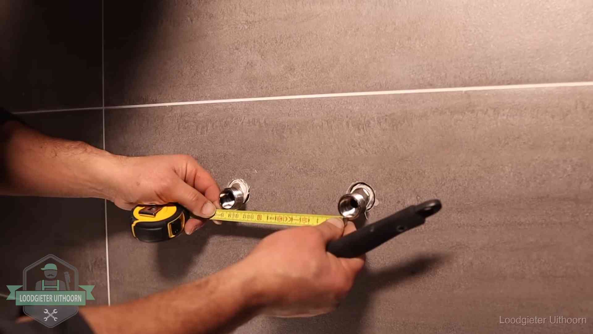 Loodgieter meet de hartafstand van aansluitingen nauwkeurig op in Uithoorn