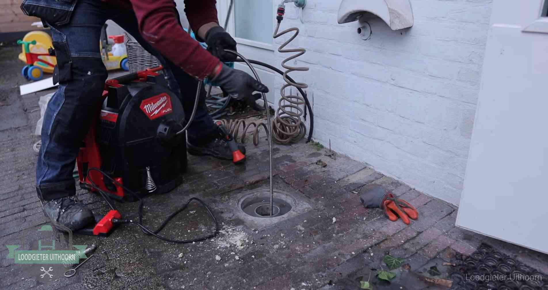 Erfgrens en gemeenteriool in Uithoorn Ontstoppingsputje in de bestrating naast de gevel van een woning in Uithoorn