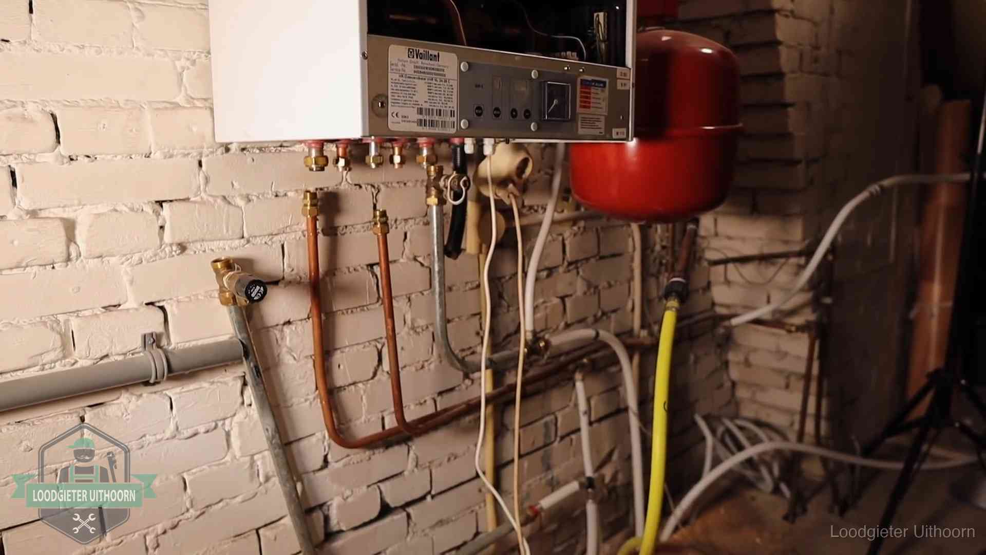 Verouderde cv-ketel met een wirwar van oude leidingen in een woning in Uithoorn