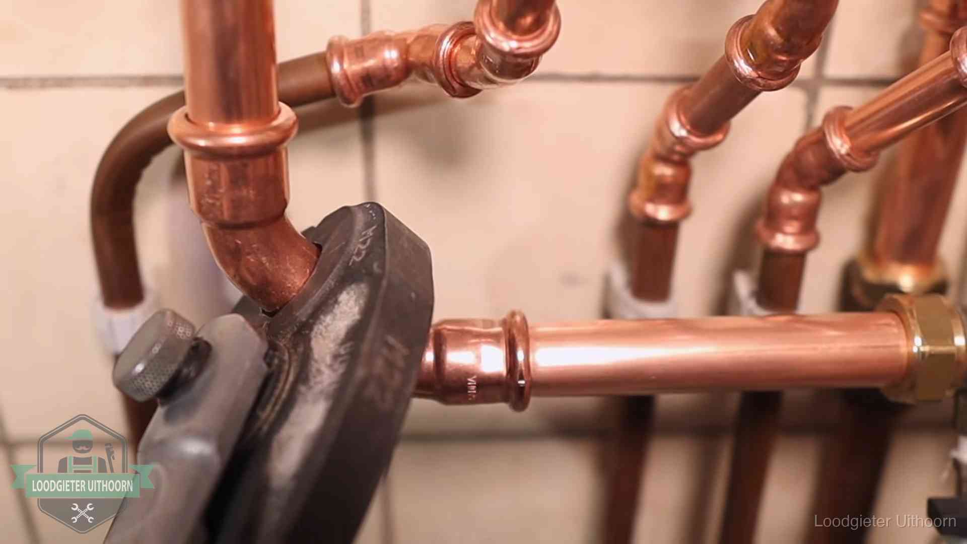 Werkwijze van ons loodgietersbedrijf in Uithoorn Persmachine perst een koperen fitting op nieuw leidingwerk in Uithoorn