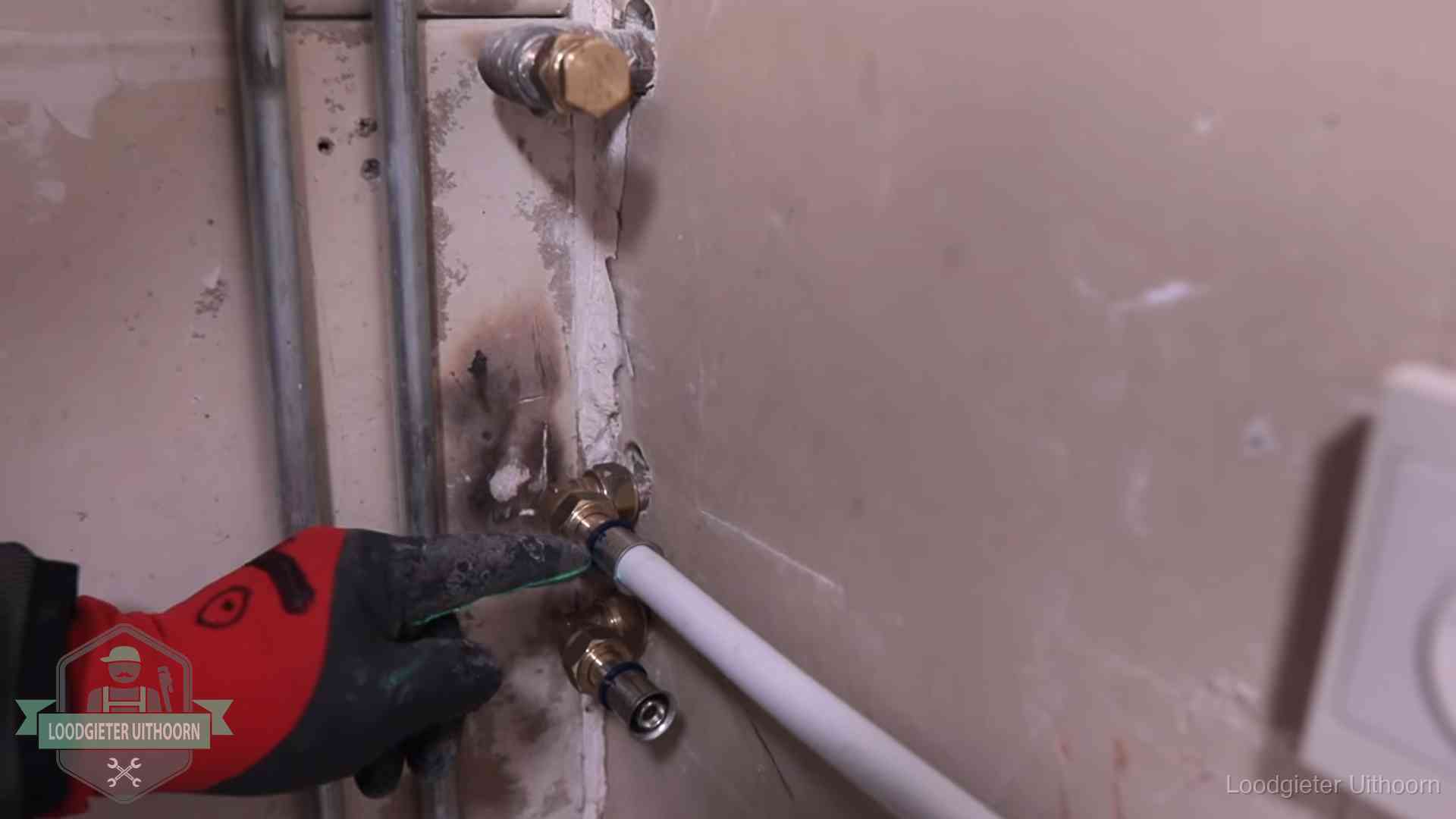 Garantie op loodgieterswerk in Uithoorn Loodgieter wijst de persfitting op nieuwe muuraansluitingen aan in een woning in Uithoorn