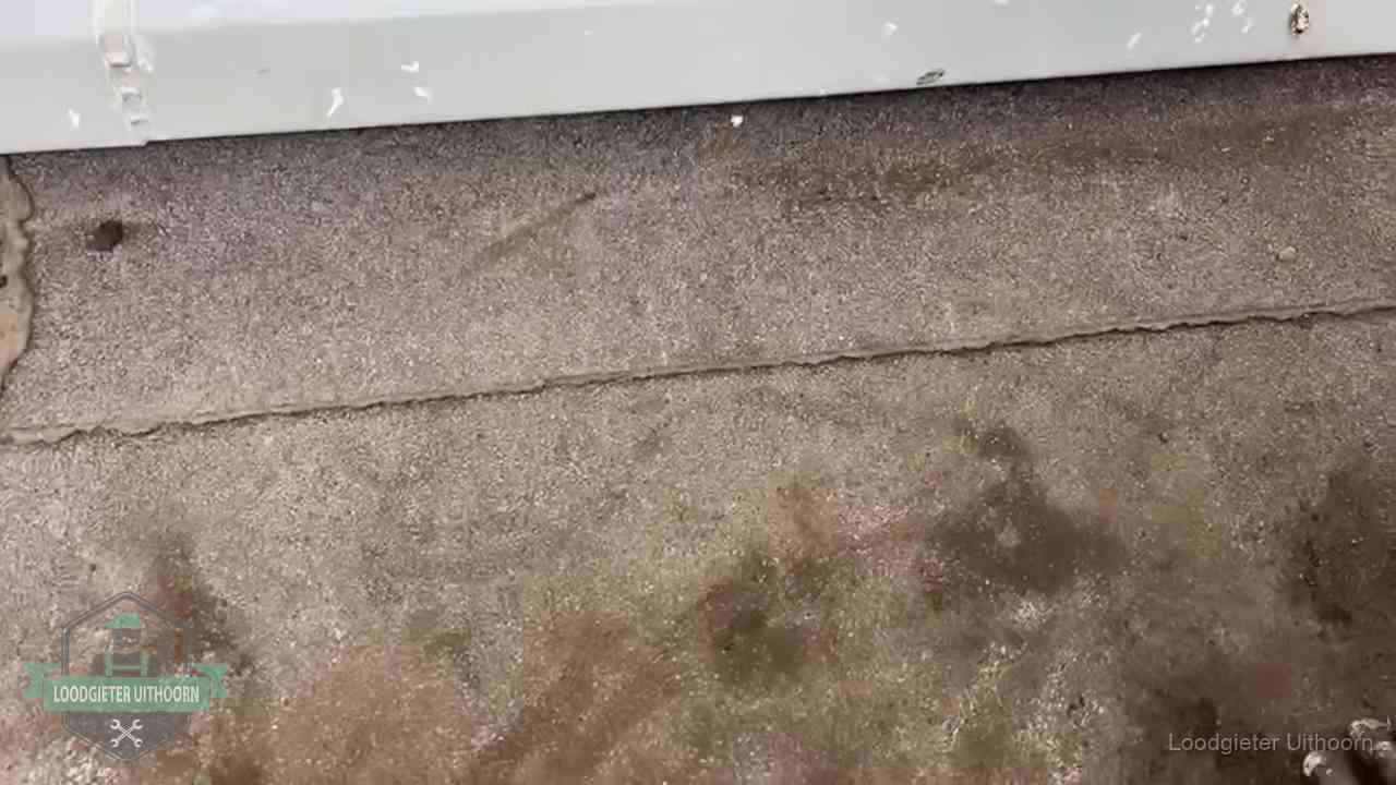Stormschade en neerslag op daken in Uithoorn Vochtplekken bij de naad van een plat dak na aanhoudende regen in Uithoorn