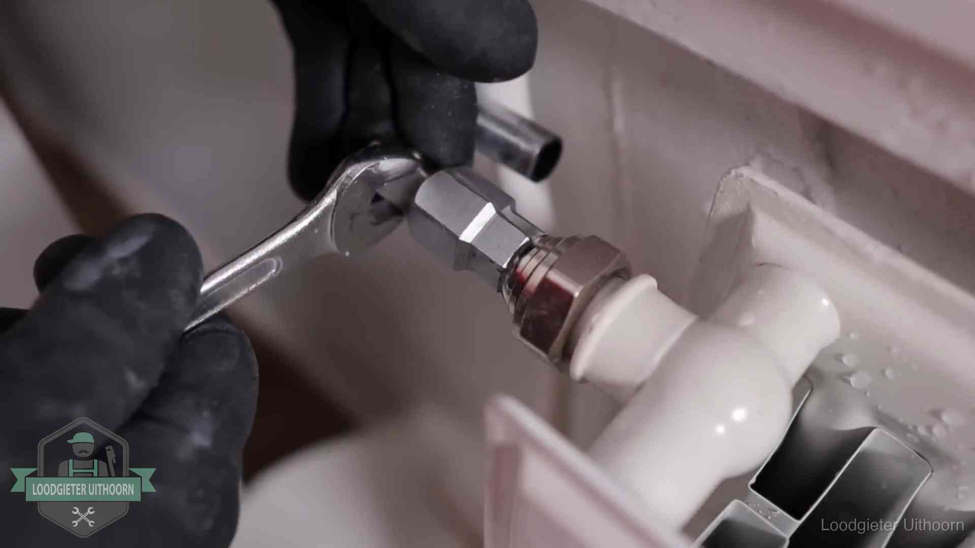 Steeksleutel draait een wartelkoppeling op een radiatorkraan aan in Uithoorn