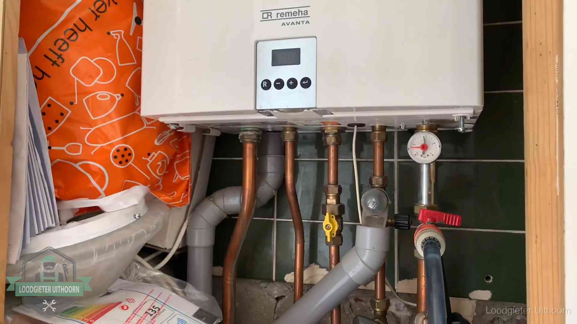 Oudere Remeha cv-ketel in een ketelkast in een woning in Uithoorn