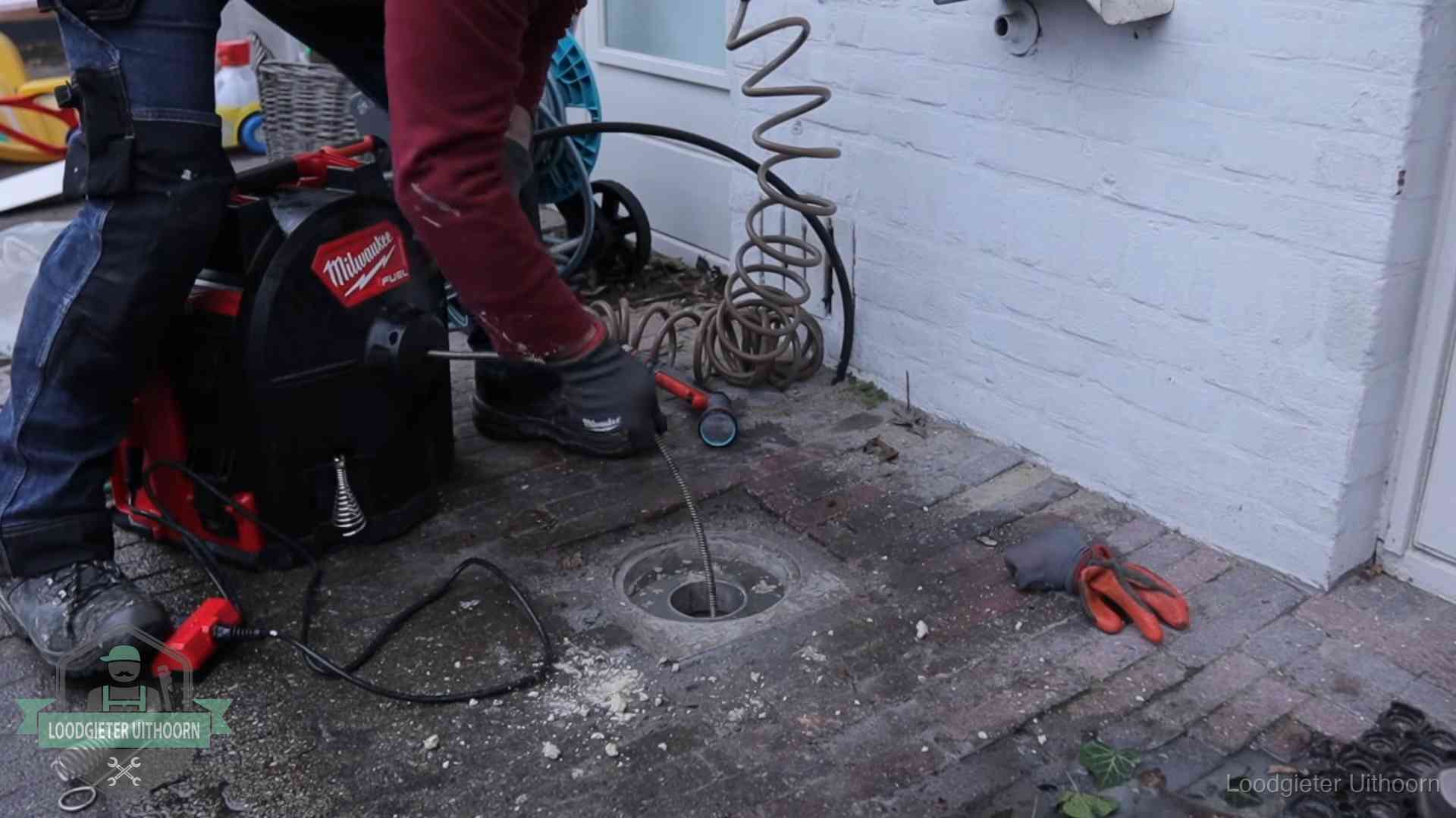 Prijs van een rioolontstopping in Uithoorn Spiraalmachine bij een ontstoppingsputje in de bestrating in Uithoorn