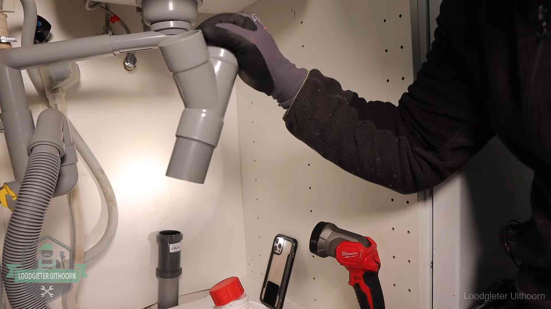 Rioollucht in huis verhelpen in Uithoorn Loodgieter demonteert het sifon- en afvoerwerk onder een gootsteen in Uithoorn bij stankklachten