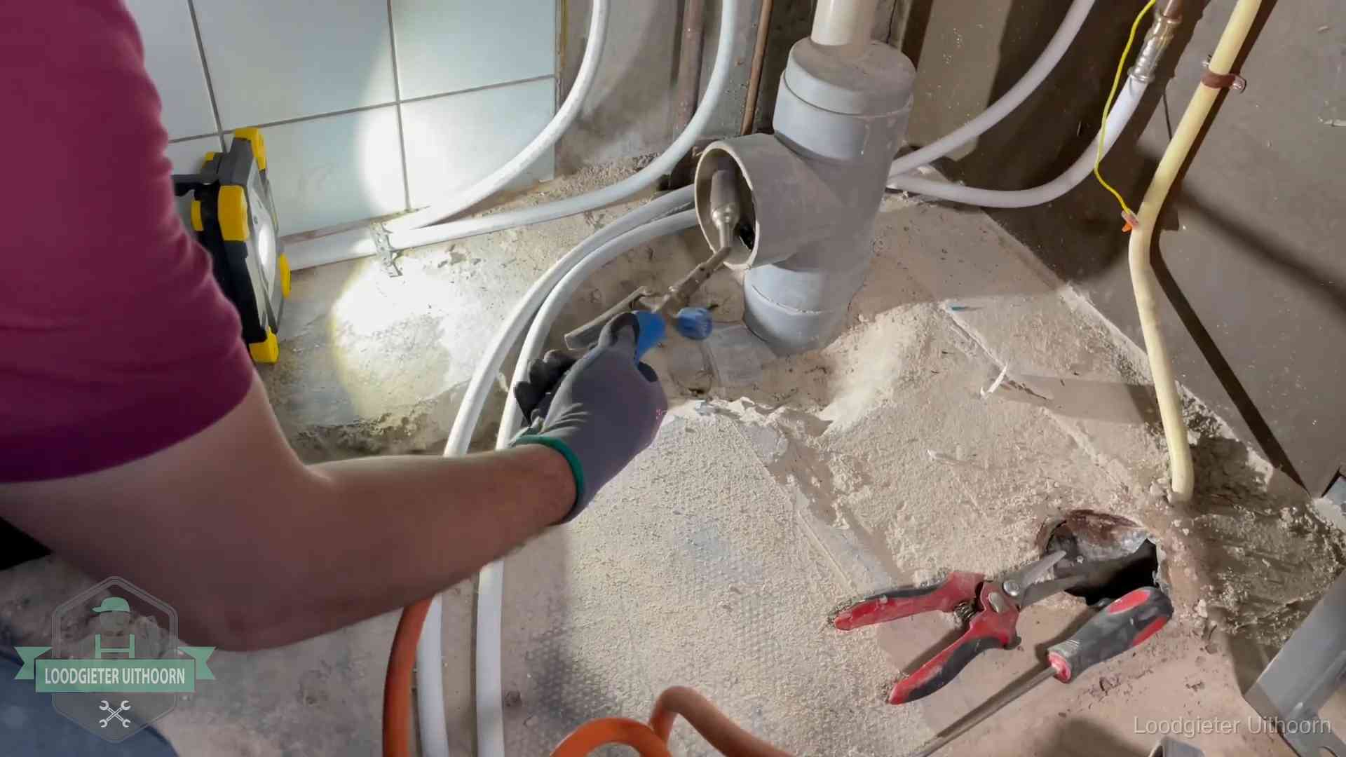 Standleiding en gedeelde leidingen in Uithoorn Loodgieter werkt aan leidingen bij een pvc-standleiding in een appartement in Uithoorn