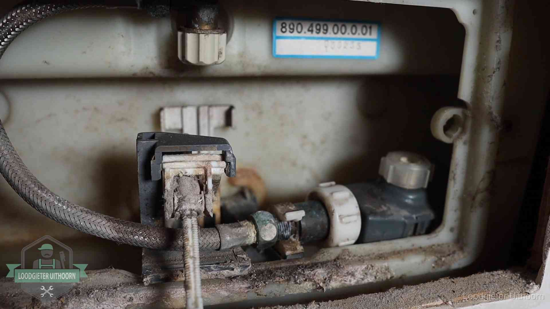 Stortbak en spoelmechanisme in Uithoorn Verkalkt binnenwerk van een stortbak met vlotterkraan in Uithoorn