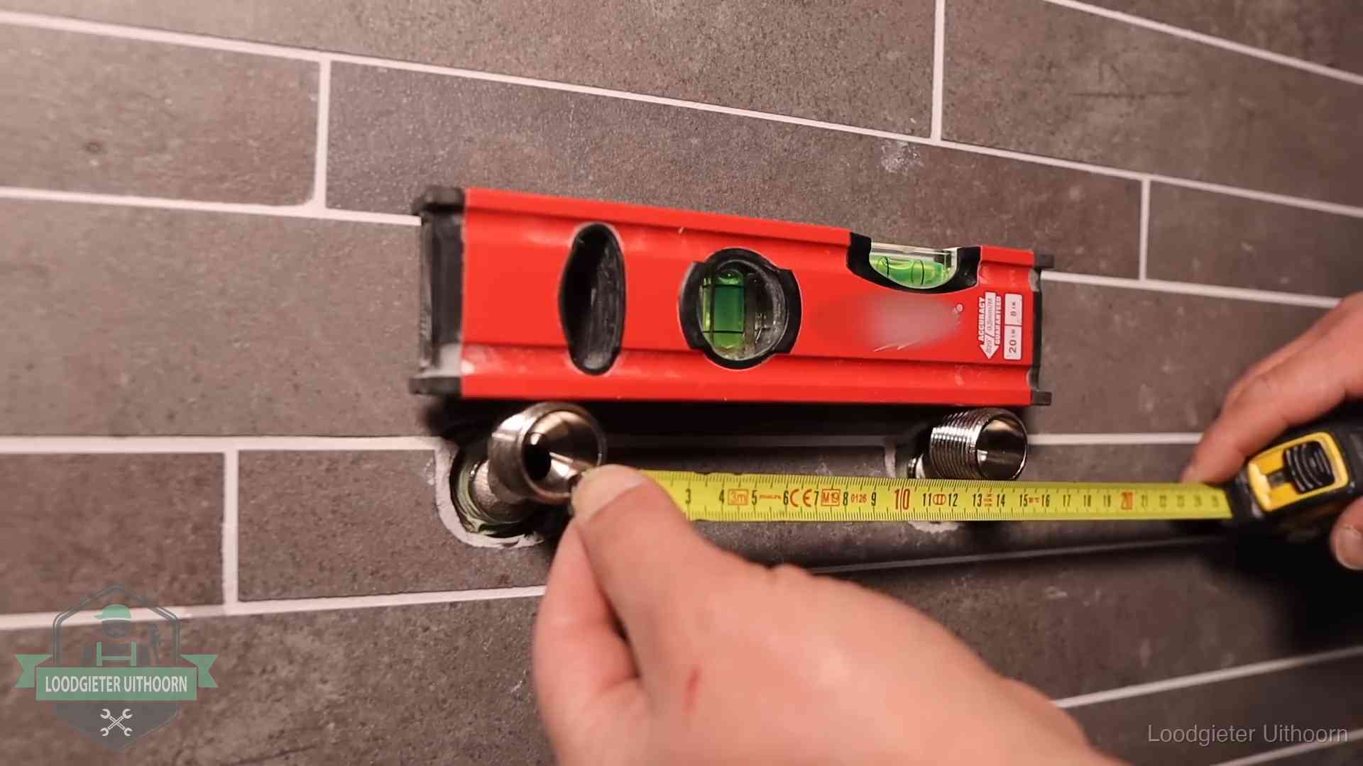 Kwaliteit en je vangnet als klant in Uithoorn Waterpas en duimstok bij kraan-aansluitpunten in een badkamer in Uithoorn