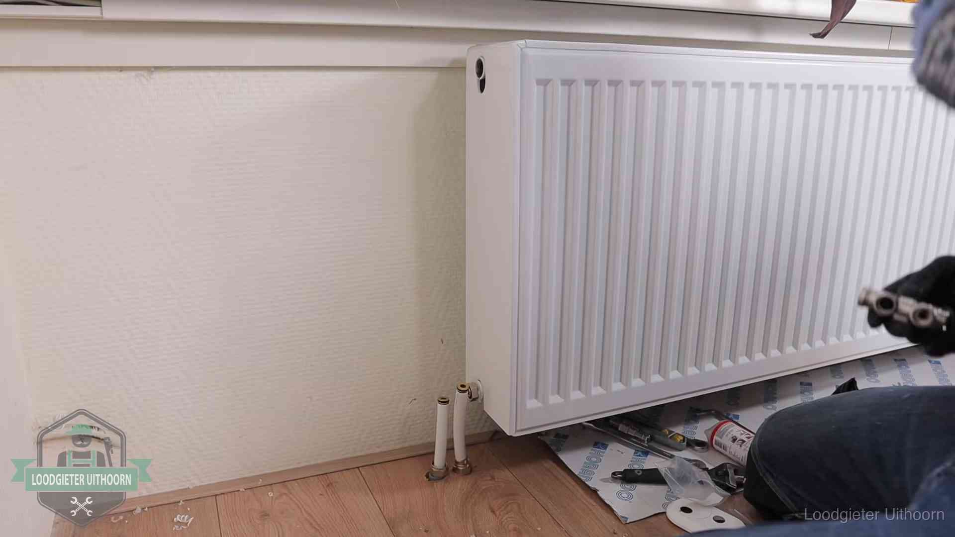 Nieuw gemonteerde radiator in een woonkamer in Uithoorn