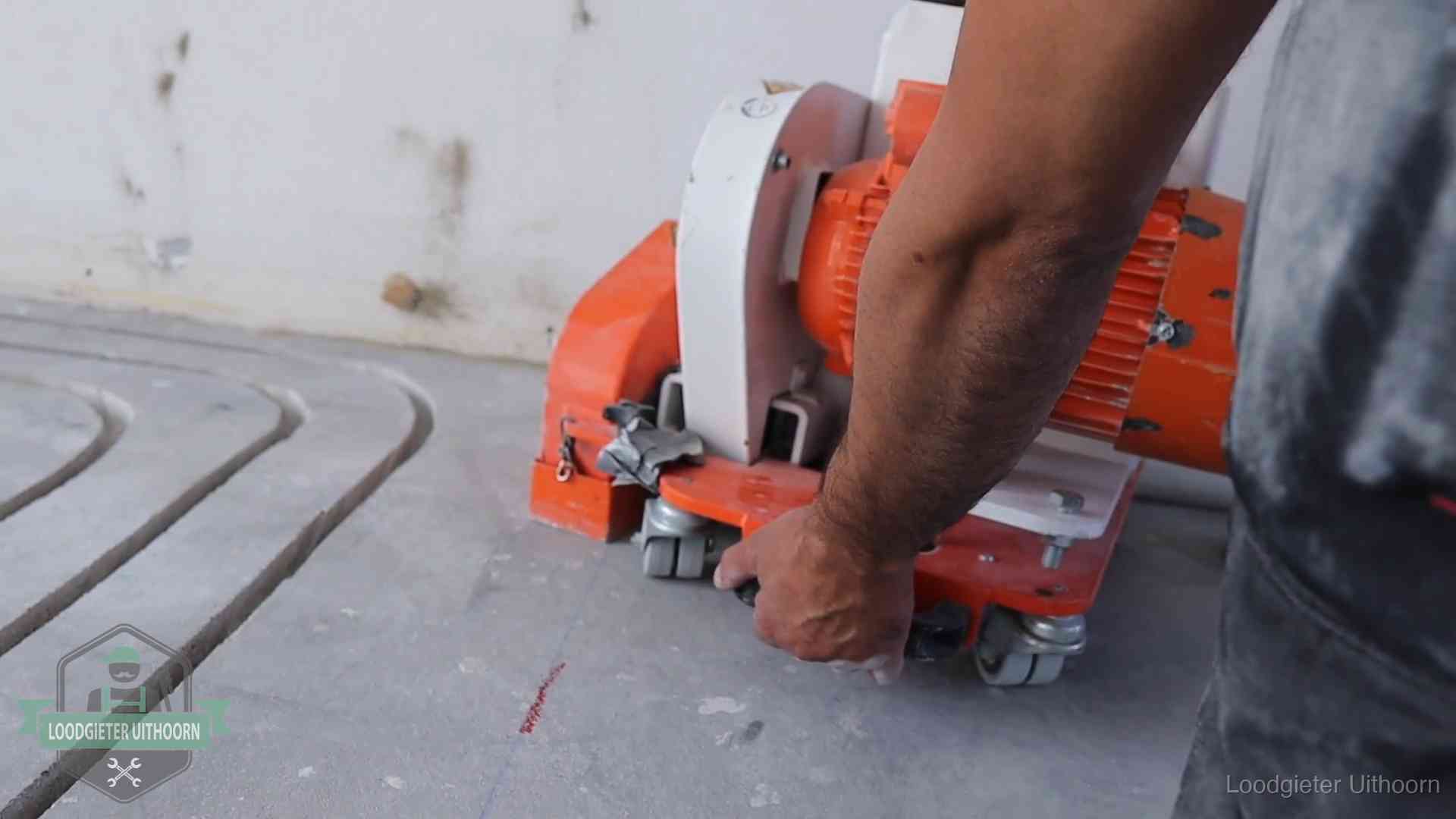 Sleuvenpatroon voor vloerverwarming in de dekvloer van een woning in Uithoorn