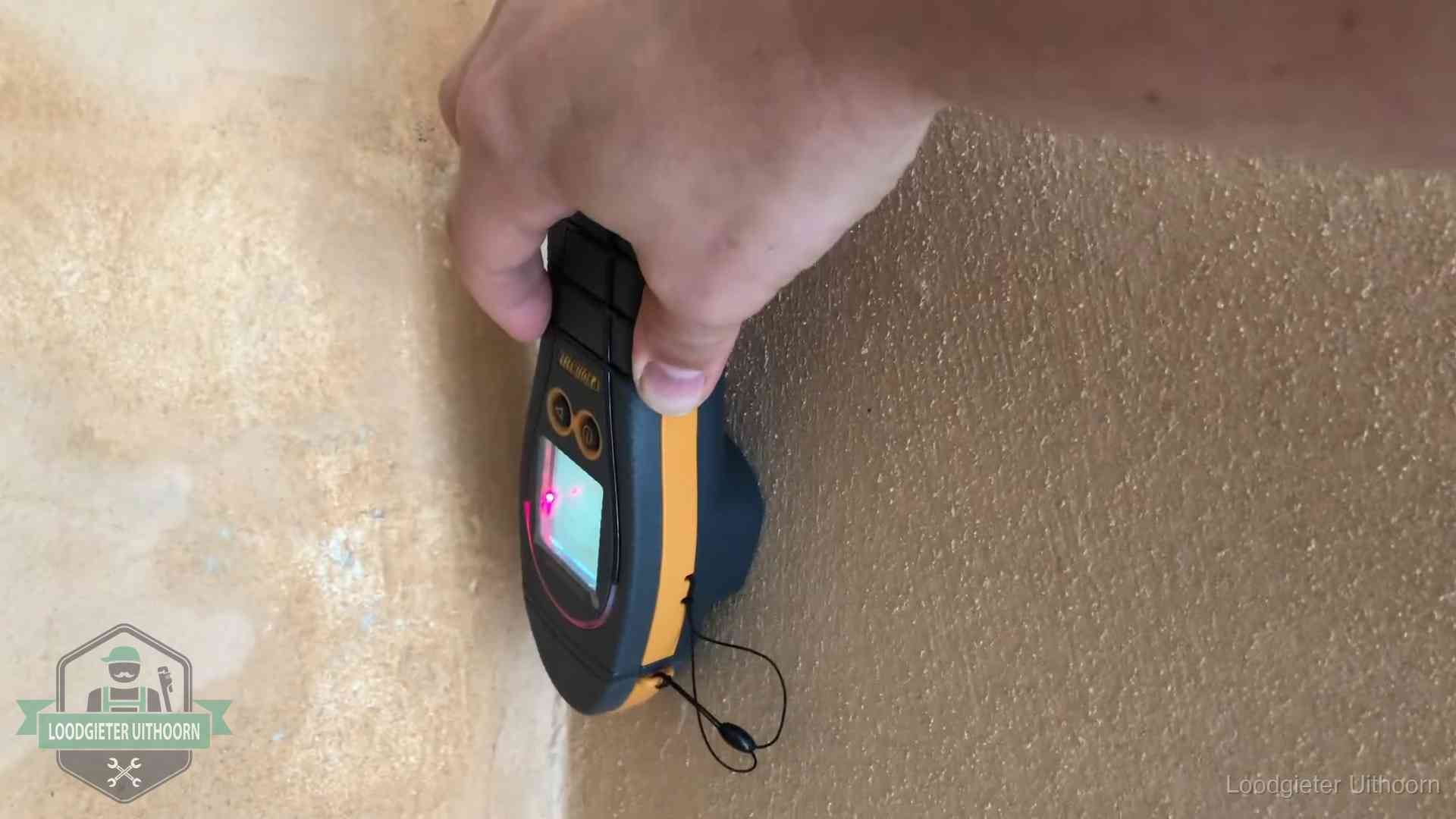 Daklekkage opsporen zonder hakwerk in Uithoorn Vochtmeter tegen een muur met vochtplekken tijdens het opsporen van een daklekkage in Uithoorn
