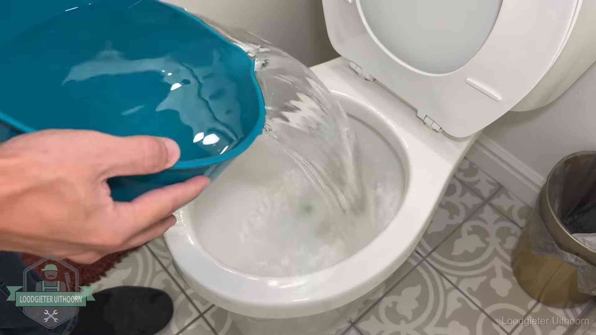 De warm-water-methode in Uithoorn Warm water wordt voorzichtig in de wc-pot gegoten in Uithoorn