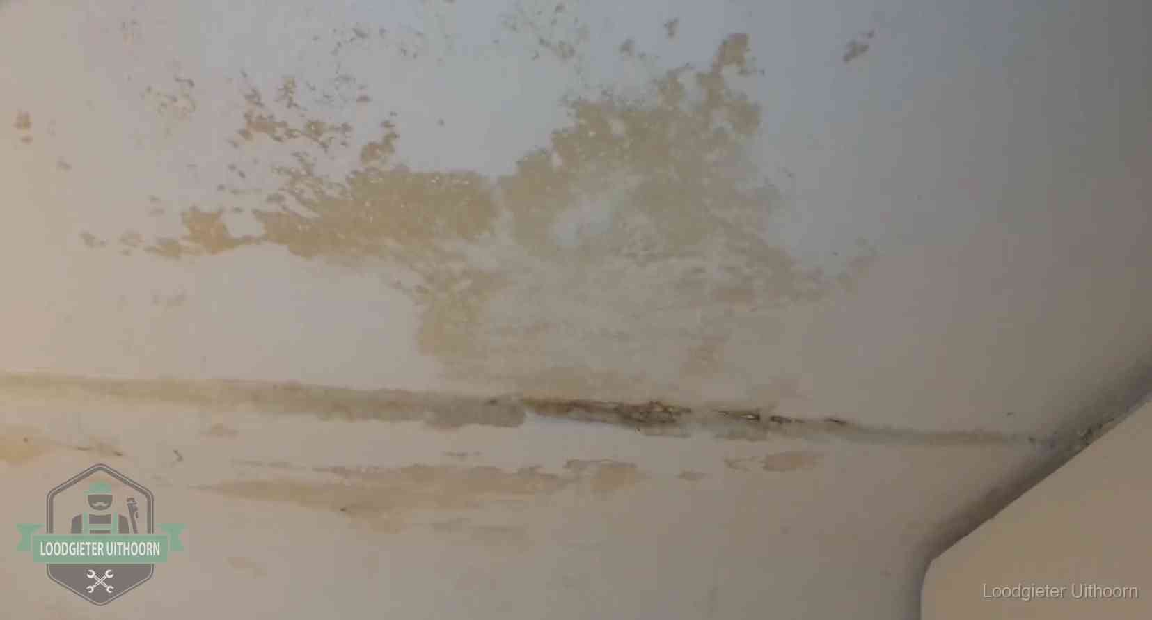 Verzekering bij rioolschade in Uithoorn Watervlekken op een plafond in Uithoorn, schade die je bij de verzekering meldt