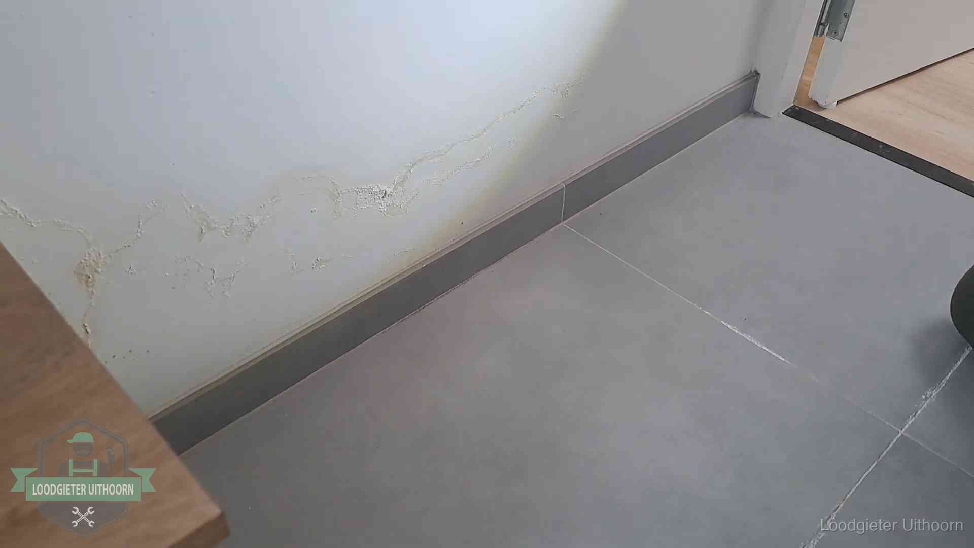 Verzekering en daklekkage in Uithoorn Waterschade met kalkuitbloeiing op een binnenwand in Uithoorn, vastgelegd voor de verzekering
