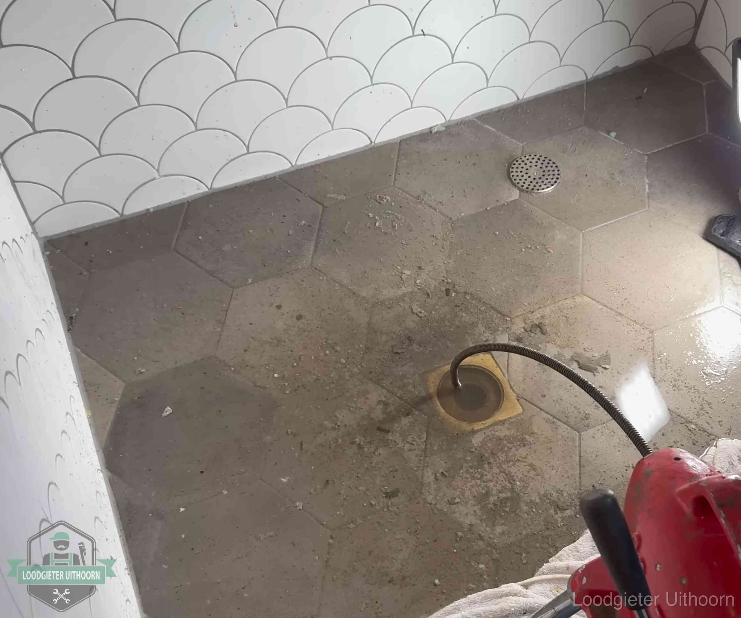 Stank uit wc of vloerput in Uithoorn Vloerput met waterslot in een badkamer in Uithoorn, een bron van stank als het waterslot droogstaat