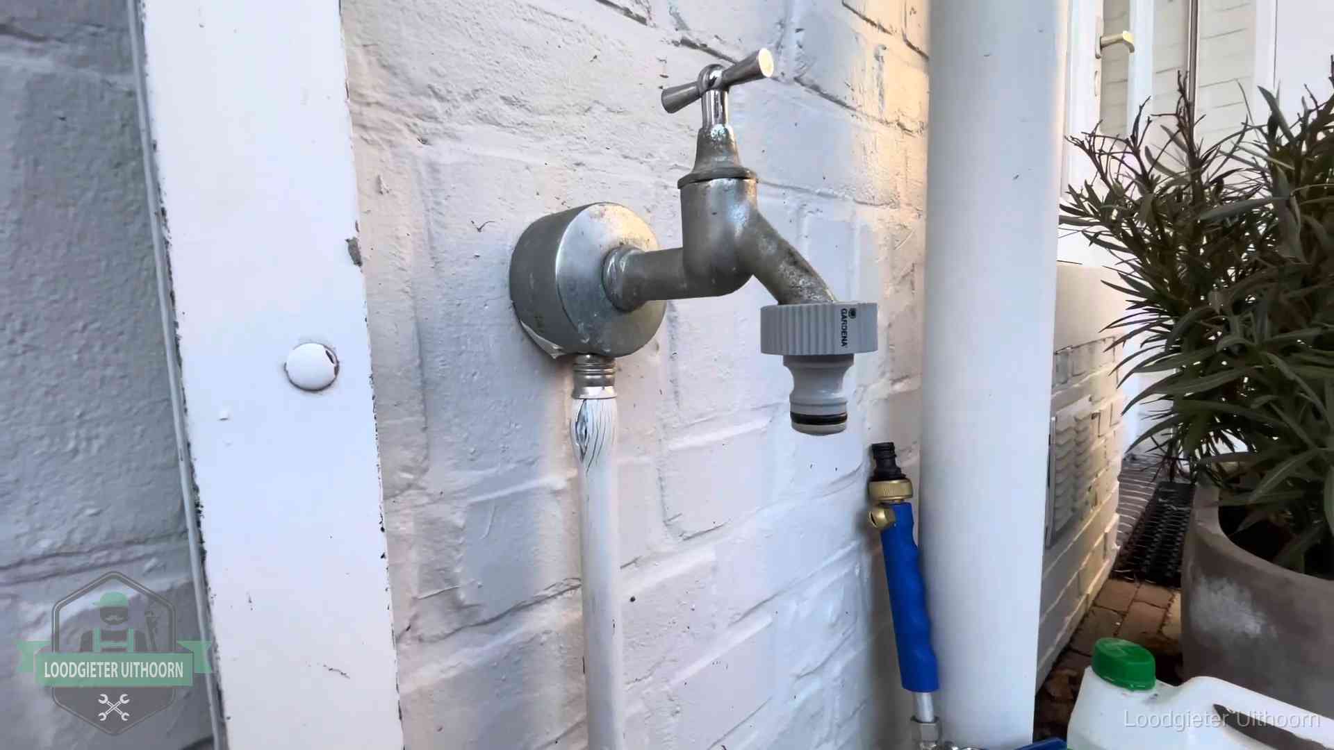 Buitenkraan met slangaansluiting bij een woning in Uithoorn, sluipverbruik zie je terug op de waterrekening